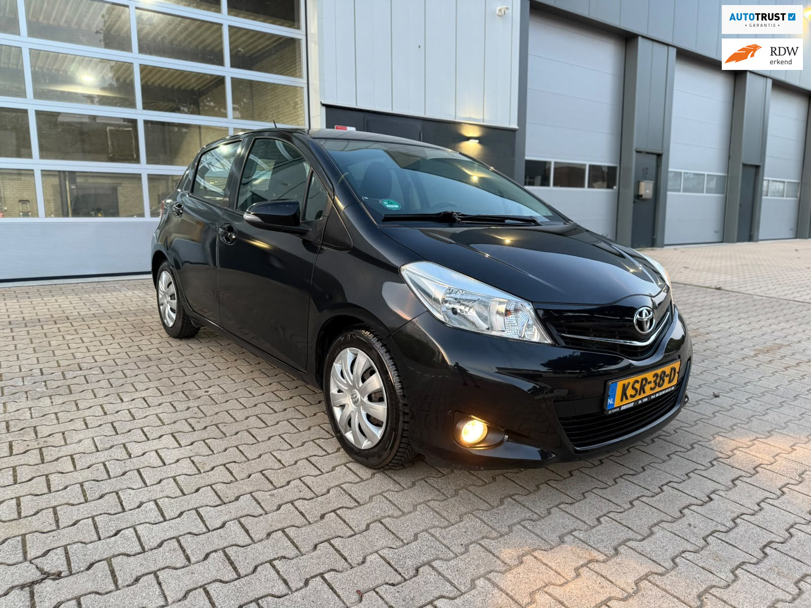Toyota Yaris 1.0 VVT-i Aspiration Dealer Onderhouden Zwart 5 deurs Airco Topstaat 2014 - voorkant