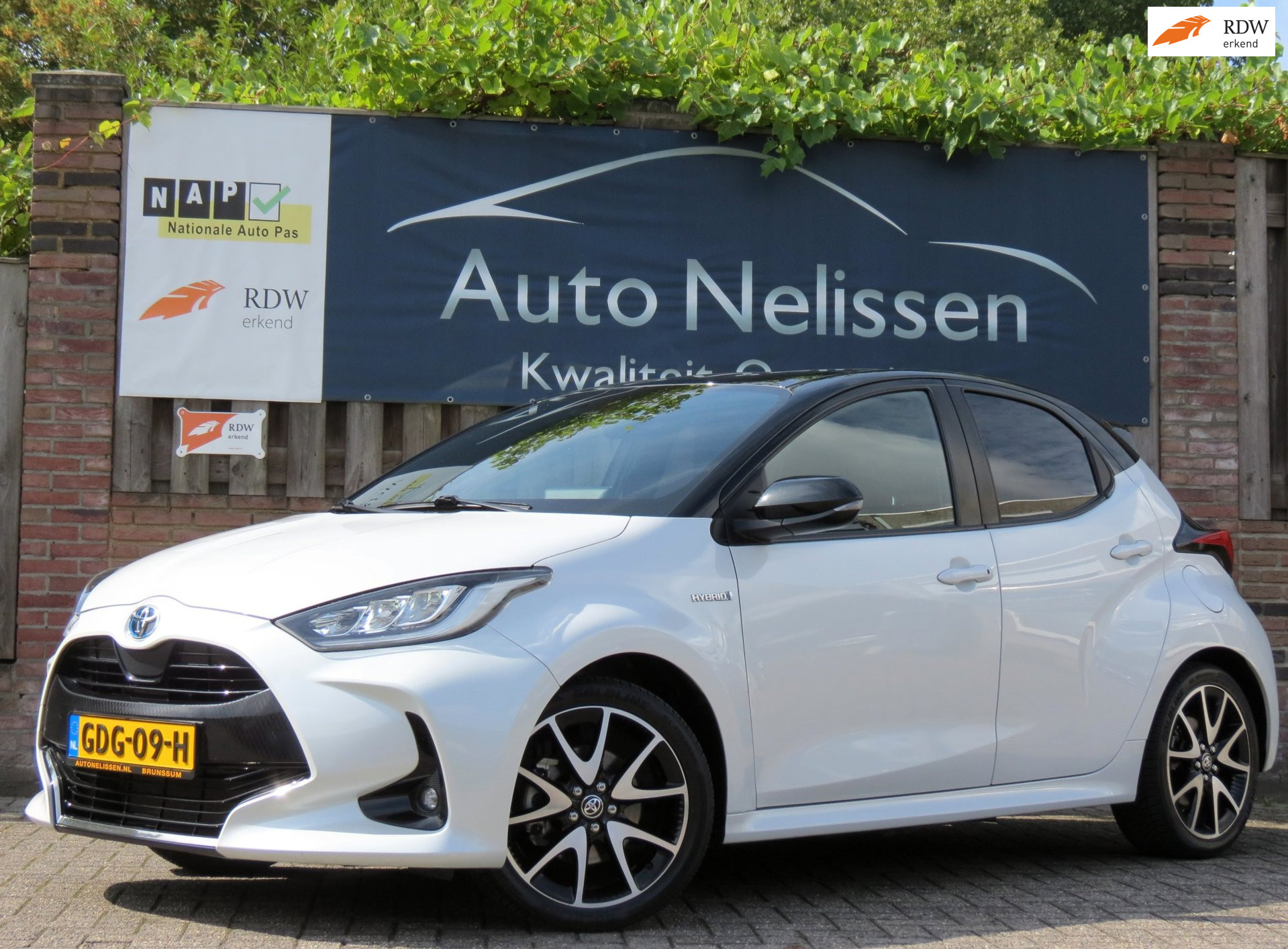 Toyota Toyota Yaris 1.5 Hybrid Executive Bi-Tone | LED KOPLAMPEN | HALF LEDER | APPLE CARPLAY | 17 INCH VELGEN | DAB+ | STOELVERWARMING | 2020 - voorkant