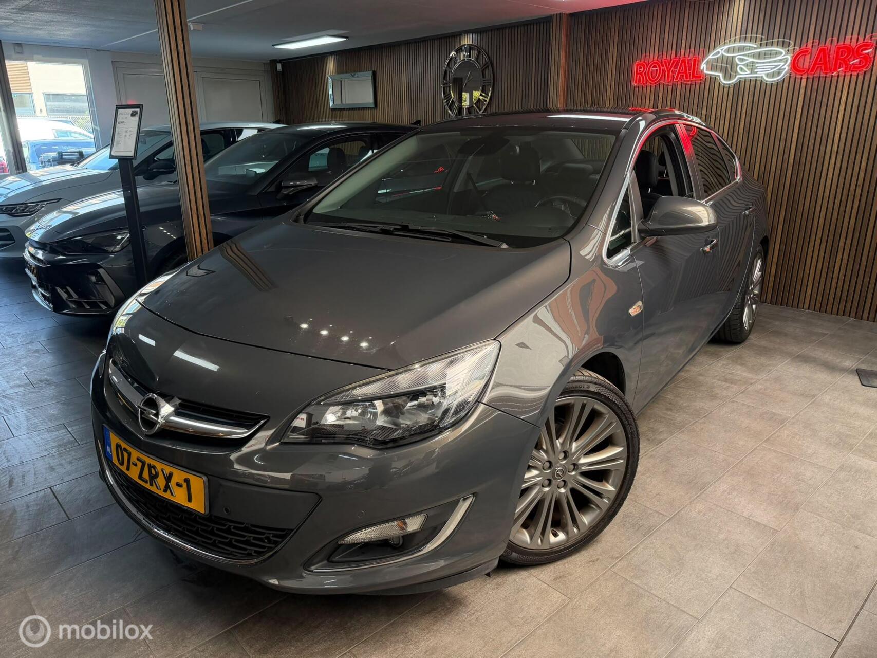 Opel Astra Notchback 1.4 Turbo Cosmo| Navi|Cruise Control| Nieuw Staat 2013 - voorkant