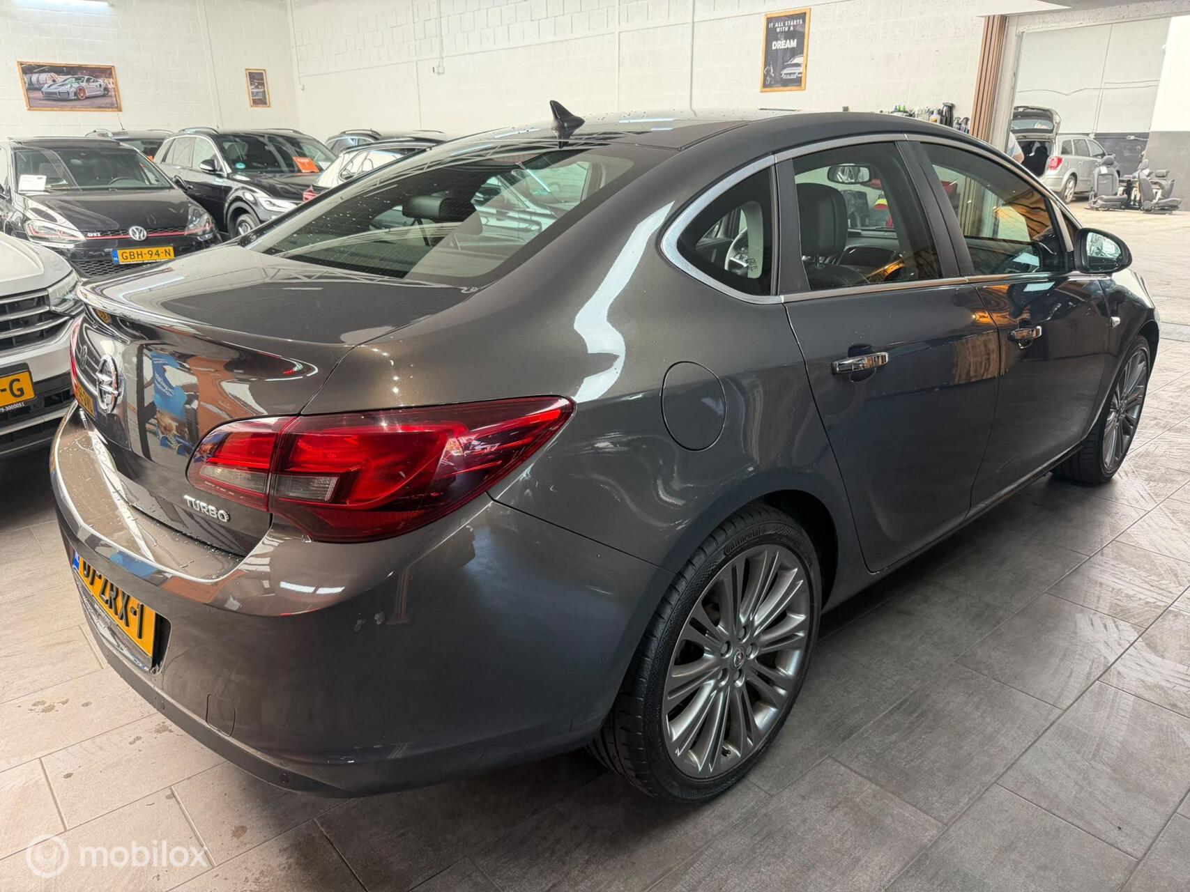 Foto van Opel Astra Notchback