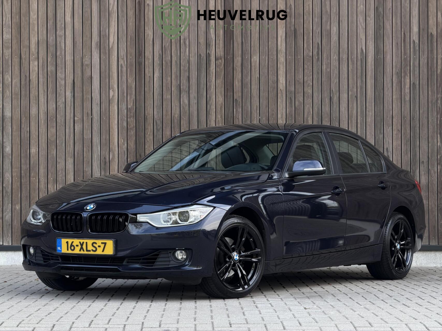 BMW 3er Reihe 320i Upgrade Edition | M-SPORT VELGEN | LEDER | TREKHAAK | GOED ONDERHOUDEN 2012 - voorkant
