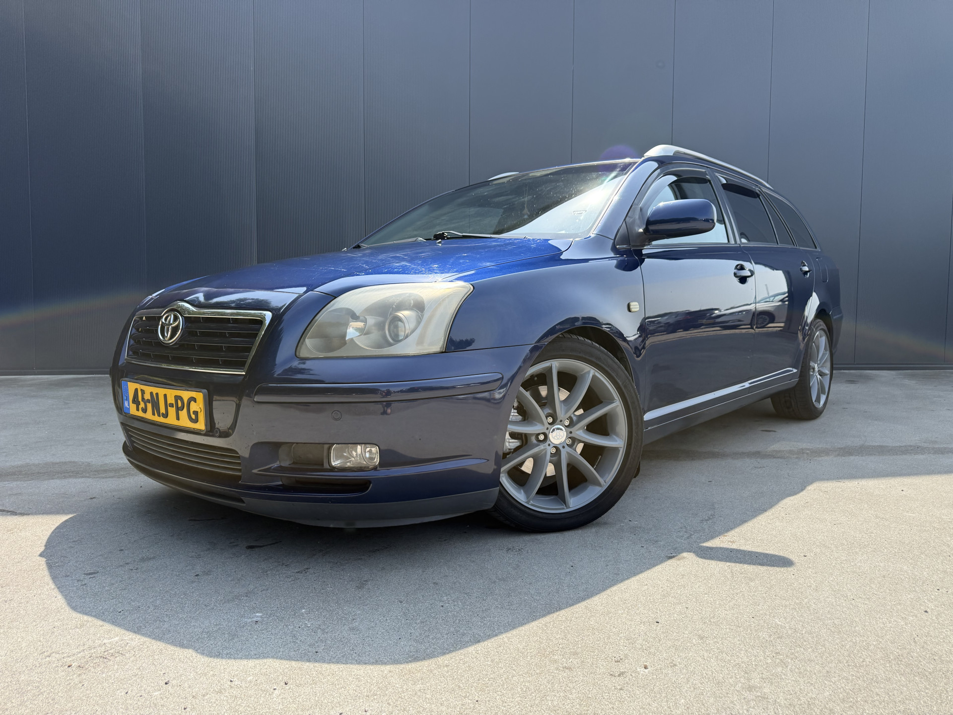 Toyota Toyota Avensis 2.0 VVTi Linea Sol CAMERA LEER NAVI CRUISE ECC TREKHAAK 2003 - voorkant