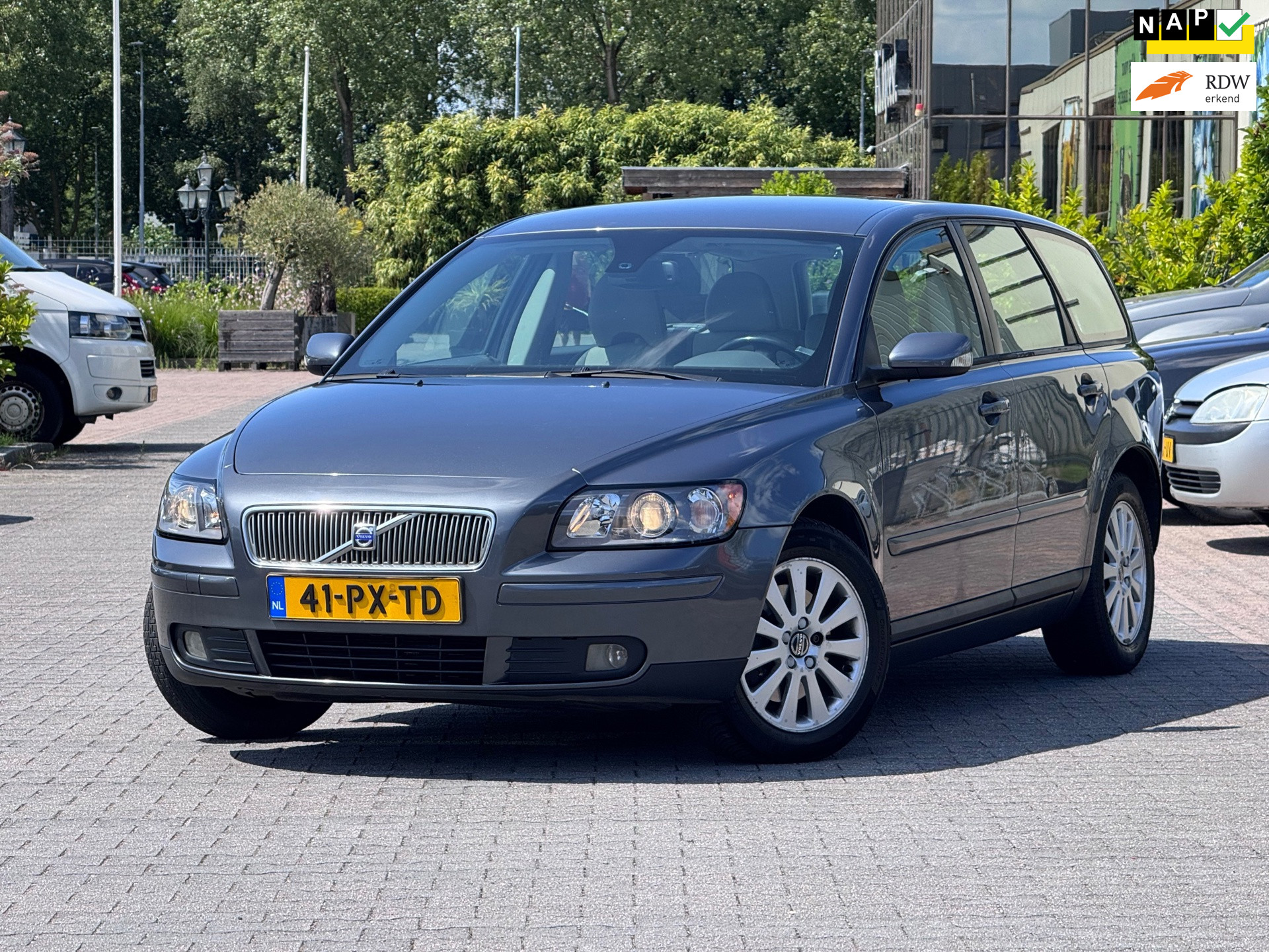 Volvo V50 2.4i Momentum | Automaat | Onderhoudhistorie | Airco | Cruise control | Half leder | 2 sleutels | 2005 - voorkant