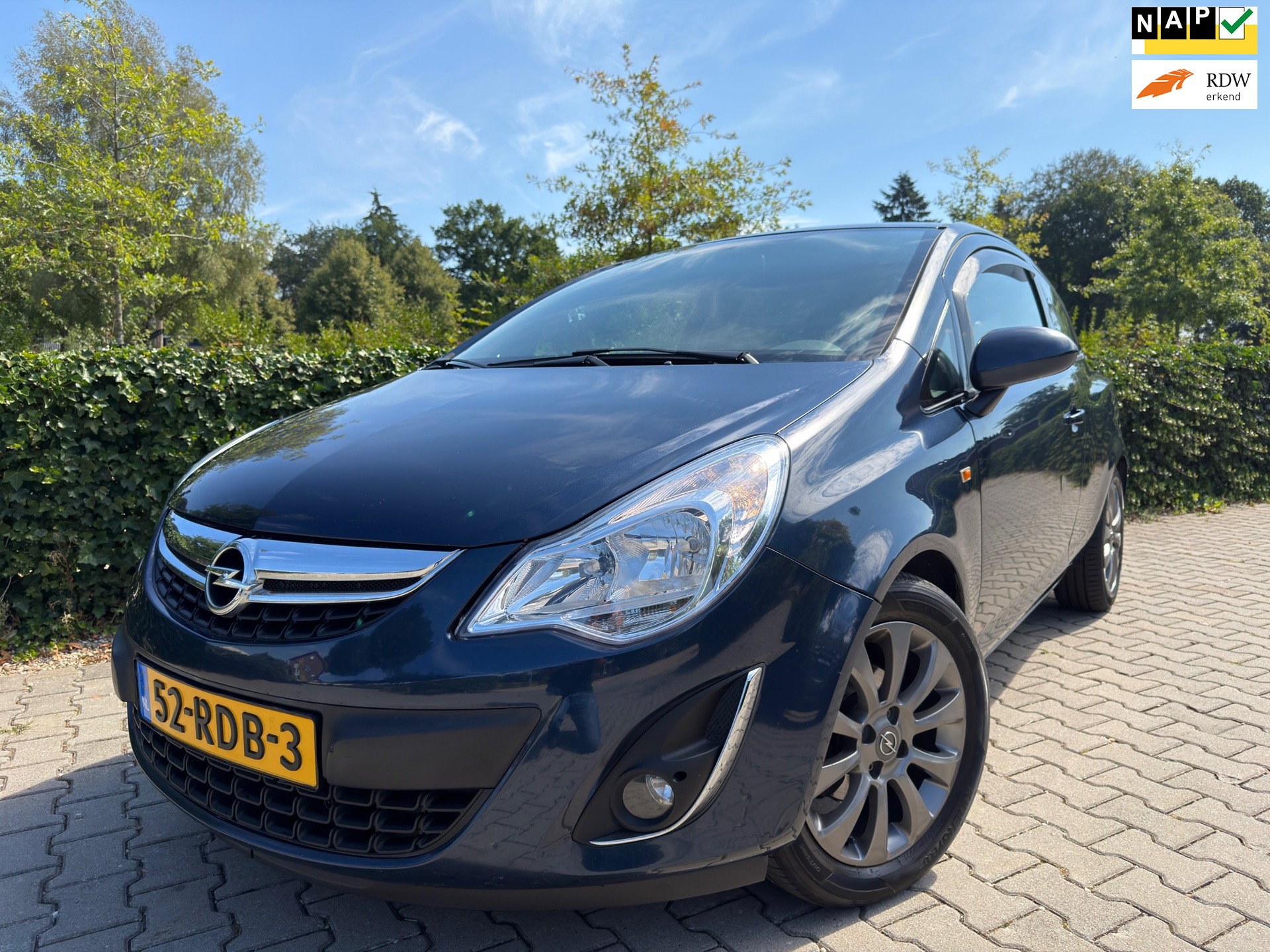 Opel Corsa 1.4-16V Edition , Airco / Cruise / Navi / Elec.Pakket / Isofix / 16" Lm velgen / Trekhaak. 2011 - voorkant