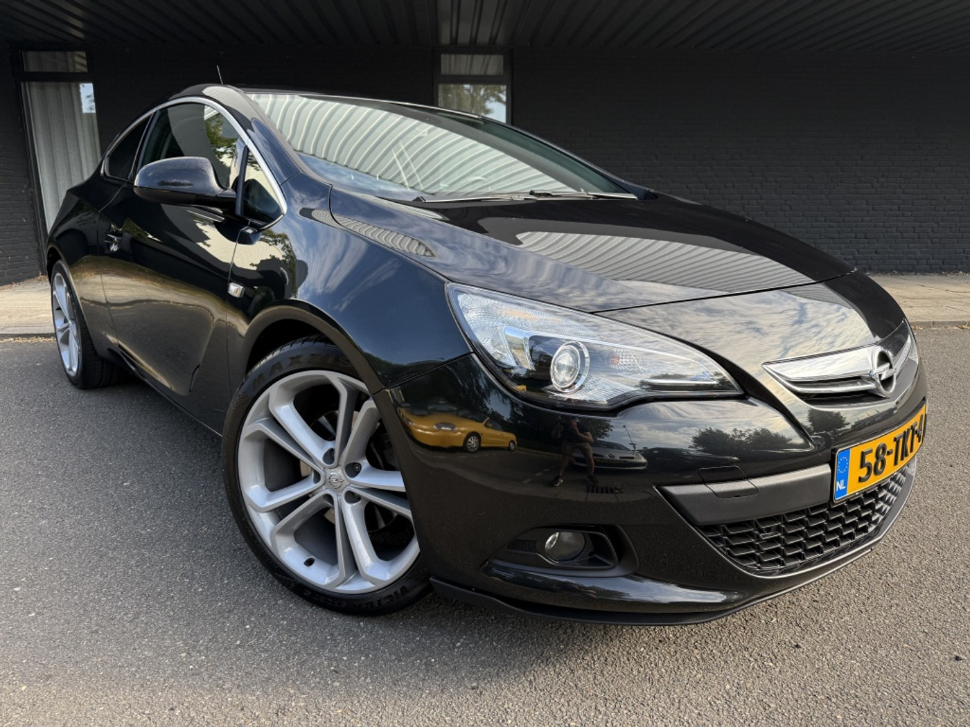Opel Astra GTC 1.4 Turbo Sport 2012 - voorkant