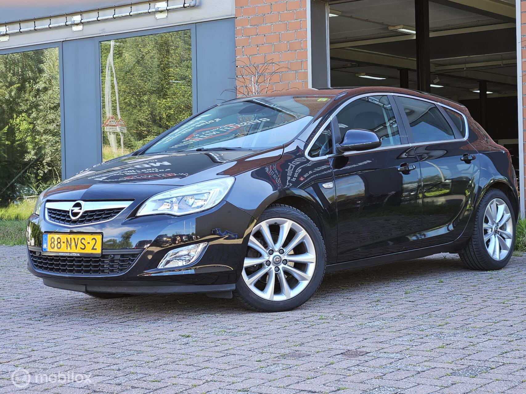 Opel Astra 1.6 Turbo Cosmo Navi half leer cruise Airco nw apk 2010 - voorkant