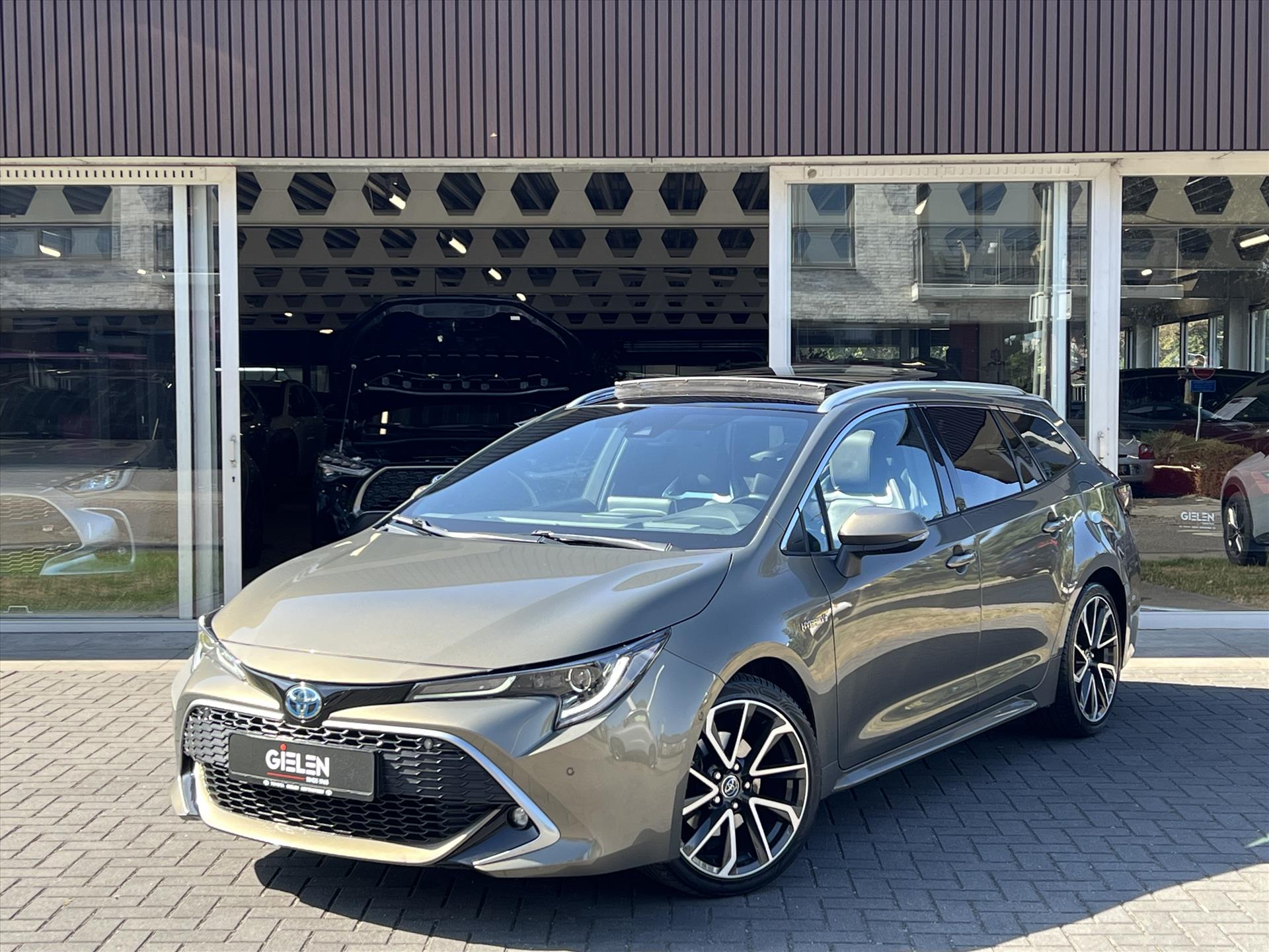 Toyota Toyota Corolla 2.0 Hybrid Premium | Trekhaak, Panoramadak, JBL, Matrix LED, 18 inch, Leer, Stoelverwarming 2019 - voorkant
