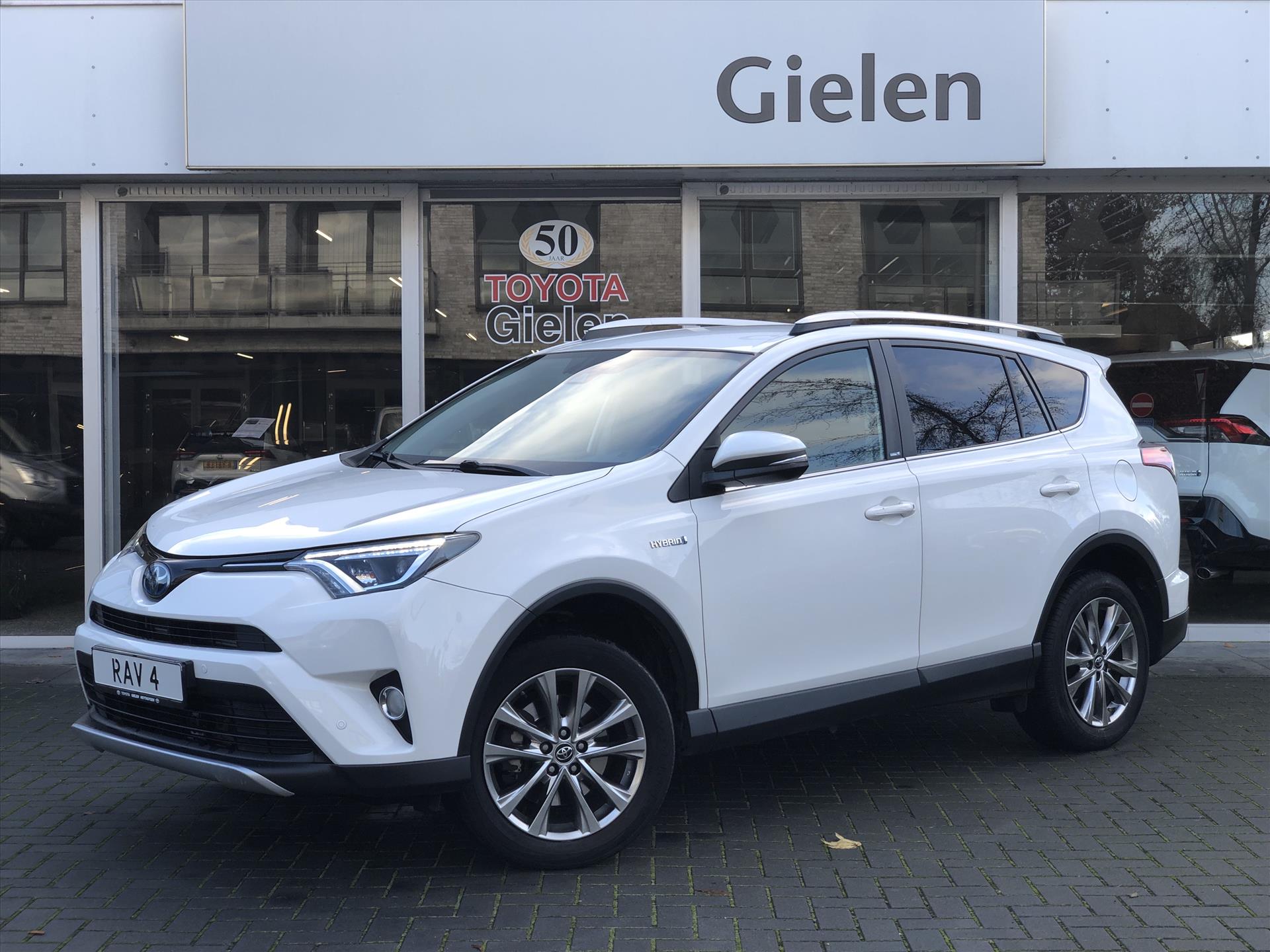 Toyota Toyota Rav4 2.5 Hybrid AWD Style Plus | Trekhaak, Dodehoekherkenning, Navigatie, Stoelverwarming, Dakrailing, 1.650KG Trekgewicht 2016 - voorkant