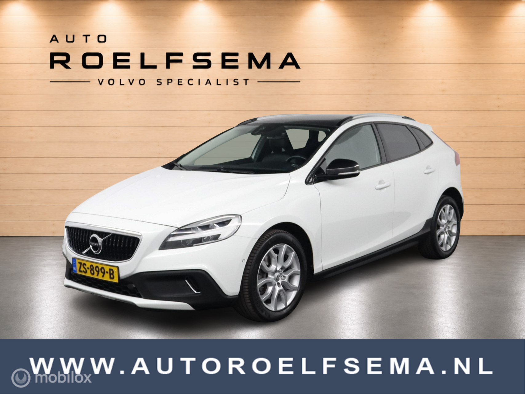 Volvo V40 Cross Country 1.5 T3 Polar+ Luxury | Panoaramdak | Keyless | Verwarmbare voorstoelen | Lederen bekleding | Camera | DAB | PDC Voor en achter 2019 - voorkant