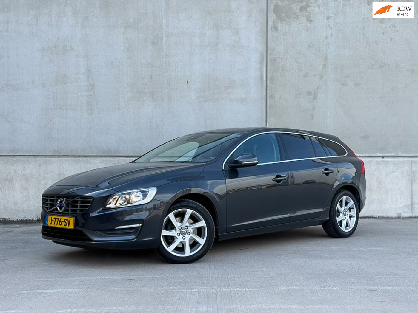 Volvo V60 1.6 T3 Kinetic Trekhaak Leder 17inch NAP 2014 - voorkant