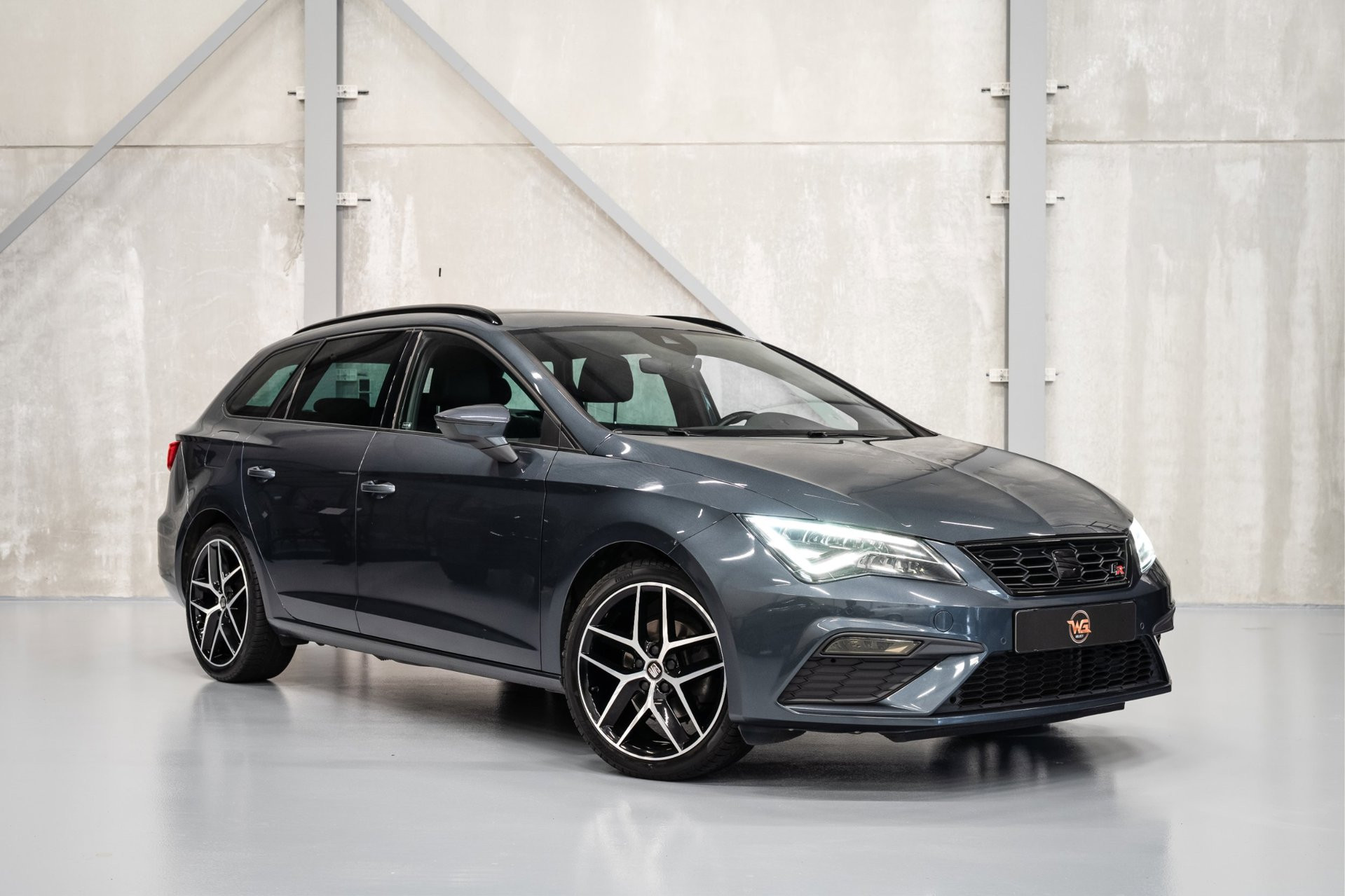 Seat Leon ST 1.5 TSI FR Business Intense | Virtual Cockpit | Apple Carplay | PDC 2019 - voorkant