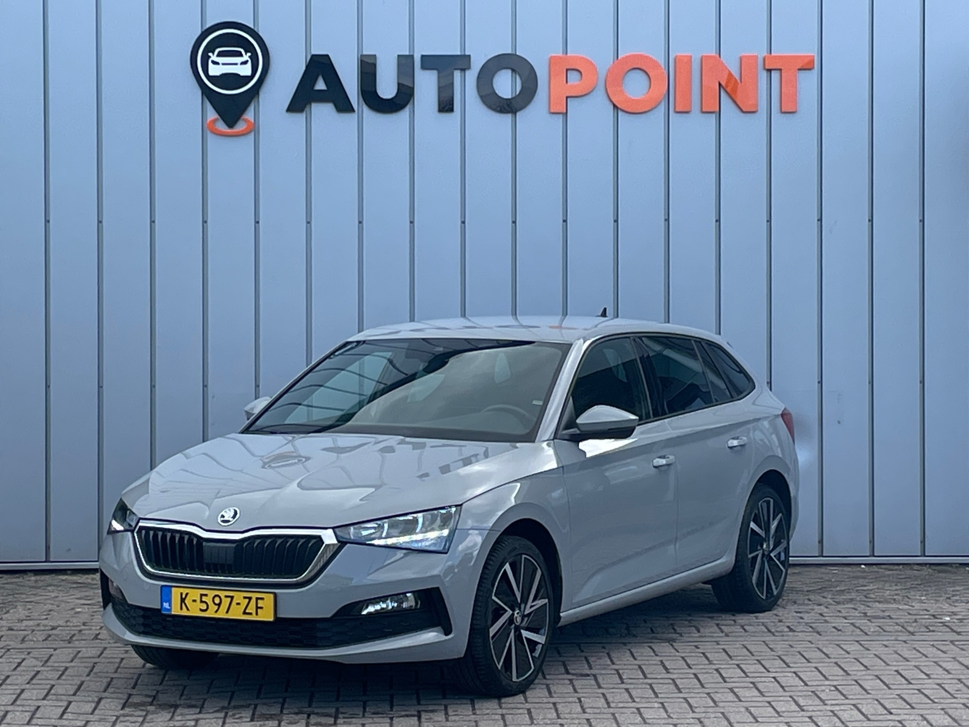 Skoda Scala 1.0 TSI Sport Business ORG NL 1E EIG DEALEROND|LED|CARPLAY|SPORTSTOELEN|DUALCLIMATE|PARK.ASSIST|BLUETOOTH|18''INCH| 2021 - voorkant