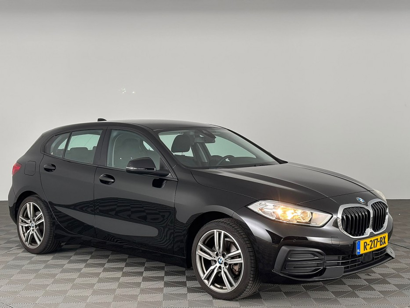BMW 116i i | VELGEN | AIRCO | PDC 2022 - voorkant