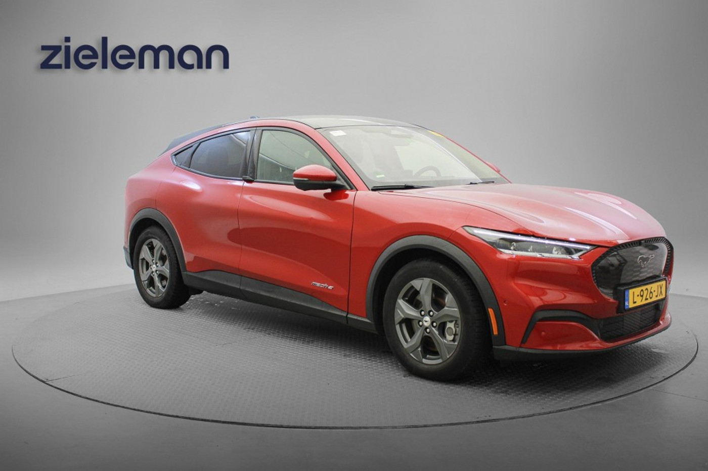 Ford Mustang Mach-e AWD 75 Kwh - Panorama, Camera, Lichtmetalen Velgen, Carplay, Stoelverwarming 2021 - voorkant