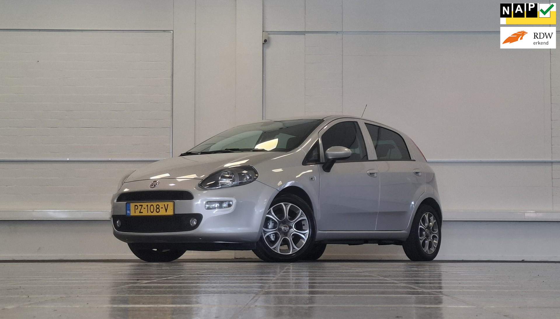 Fiat Fiat Punto 0.9 TwinAir Sempre 100% Dealer onderhouden Trekhaak Navi Mooi! 2017 - voorkant