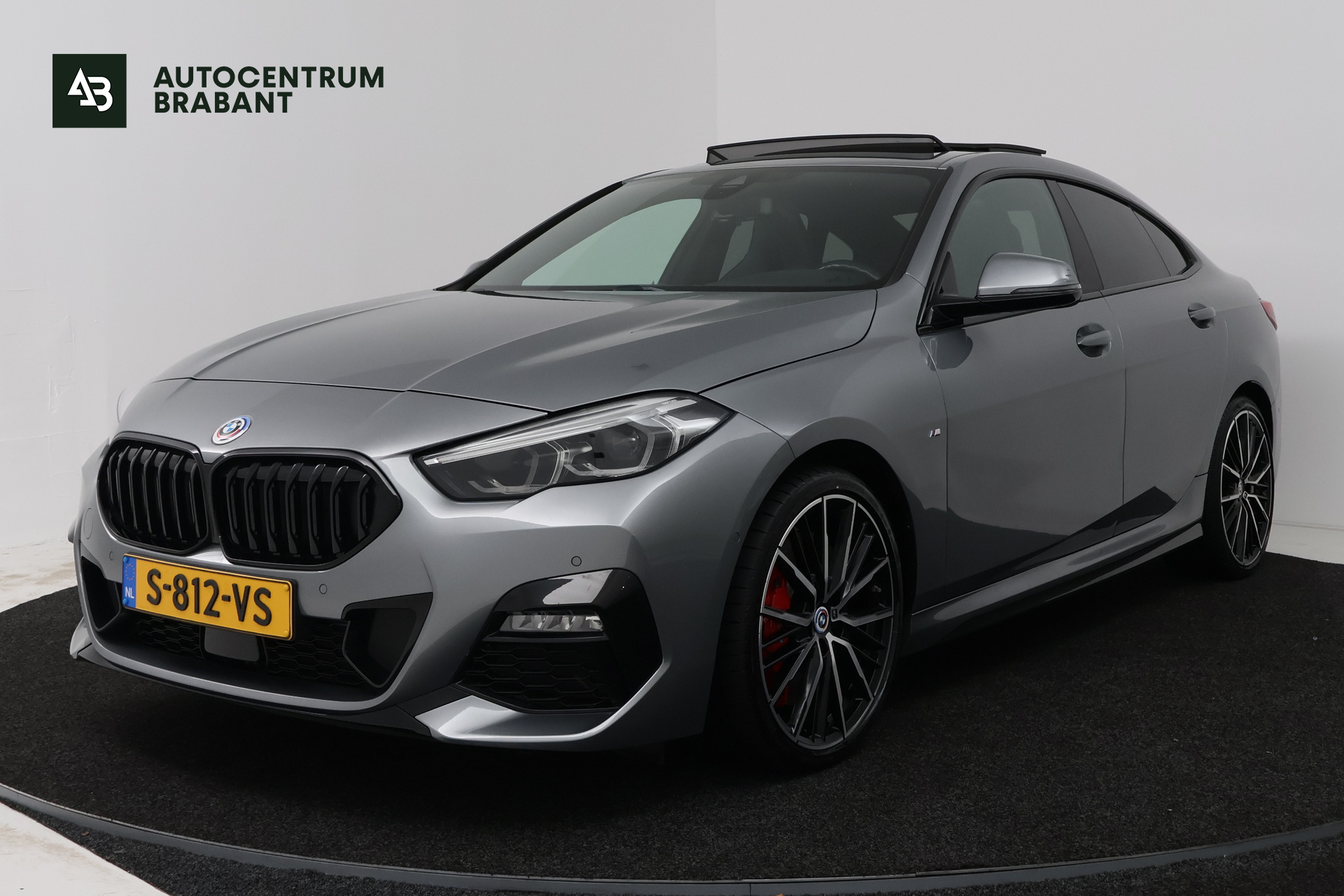 BMW 218i 218i High Executive (PANORAMADAK, CAMERA, STOELVERWARMING, NAVIGATIE) 2023 - voorkant