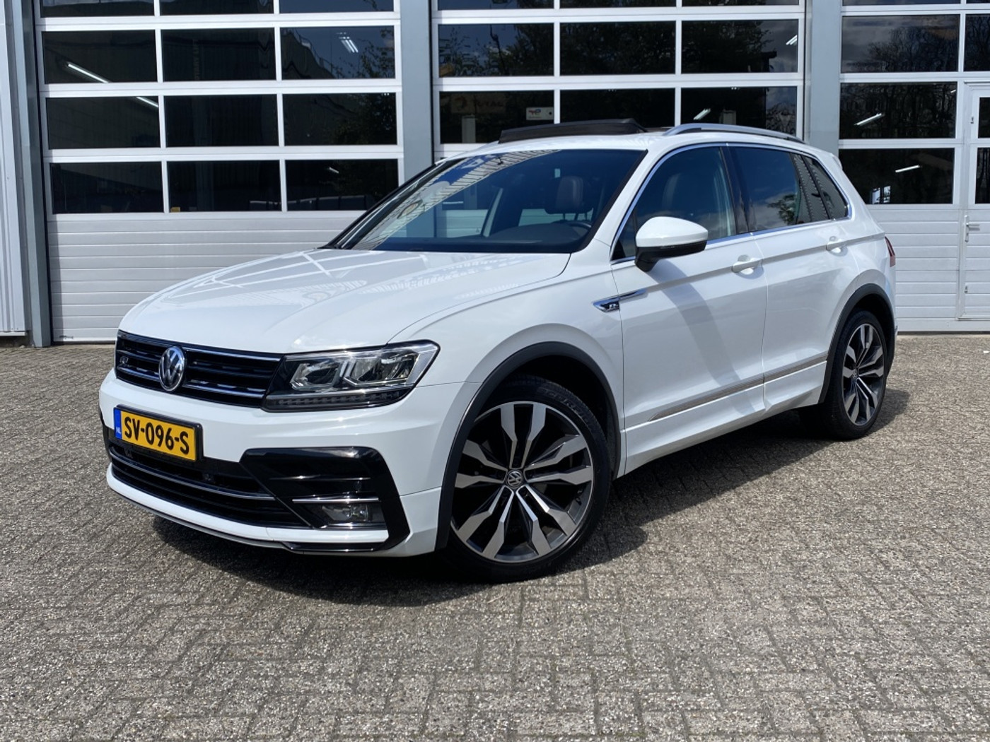 Volkswagen Tiguan 1.4 TSI 4M R-Line/Pano/20inch/Carplay/VirtualCockpit/Stoelverw. 2018 - voorkant