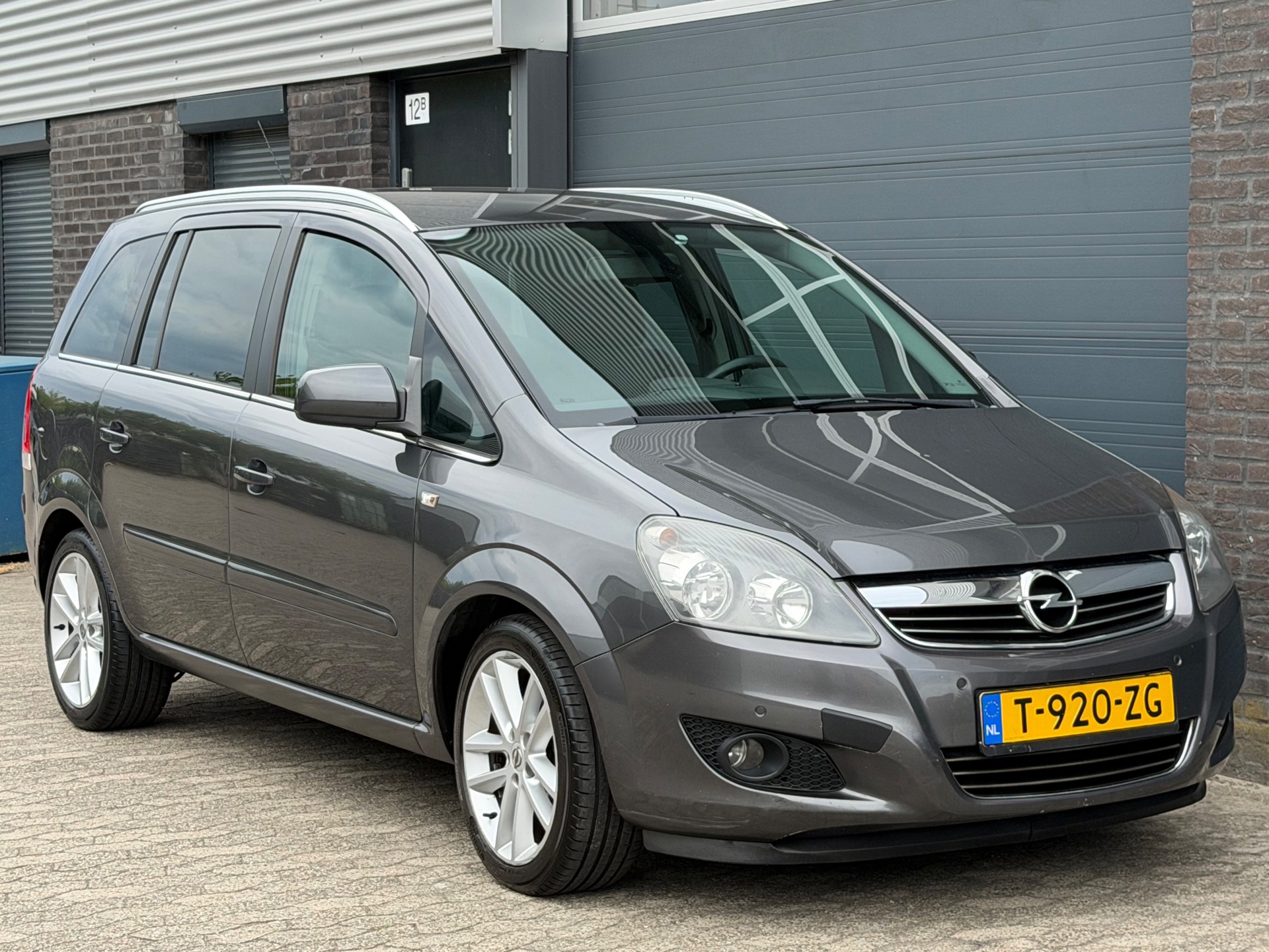 Opel Zafira 1.8 Cosmo AIRCO CRUISE PDC APK BOEKJES 2010 - voorkant