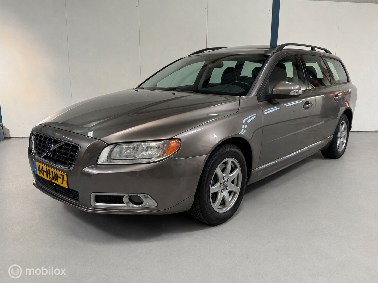 Volvo V70 2.5T Momentum NL-AUTO / SCHUIFDAK 2009 - voorkant