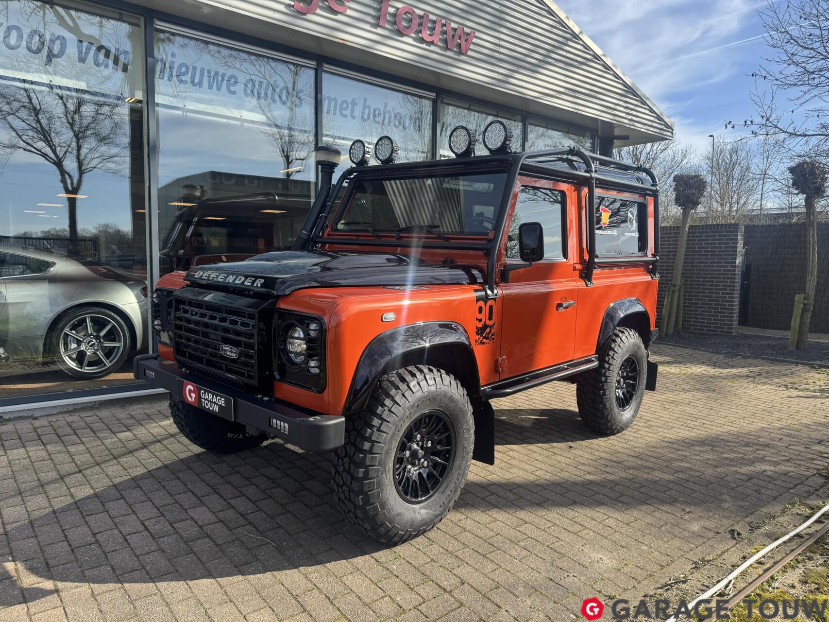 Land Rover Defender 2.2 D SW 90" Adventure+ Limited Edition 2016 - voorkant