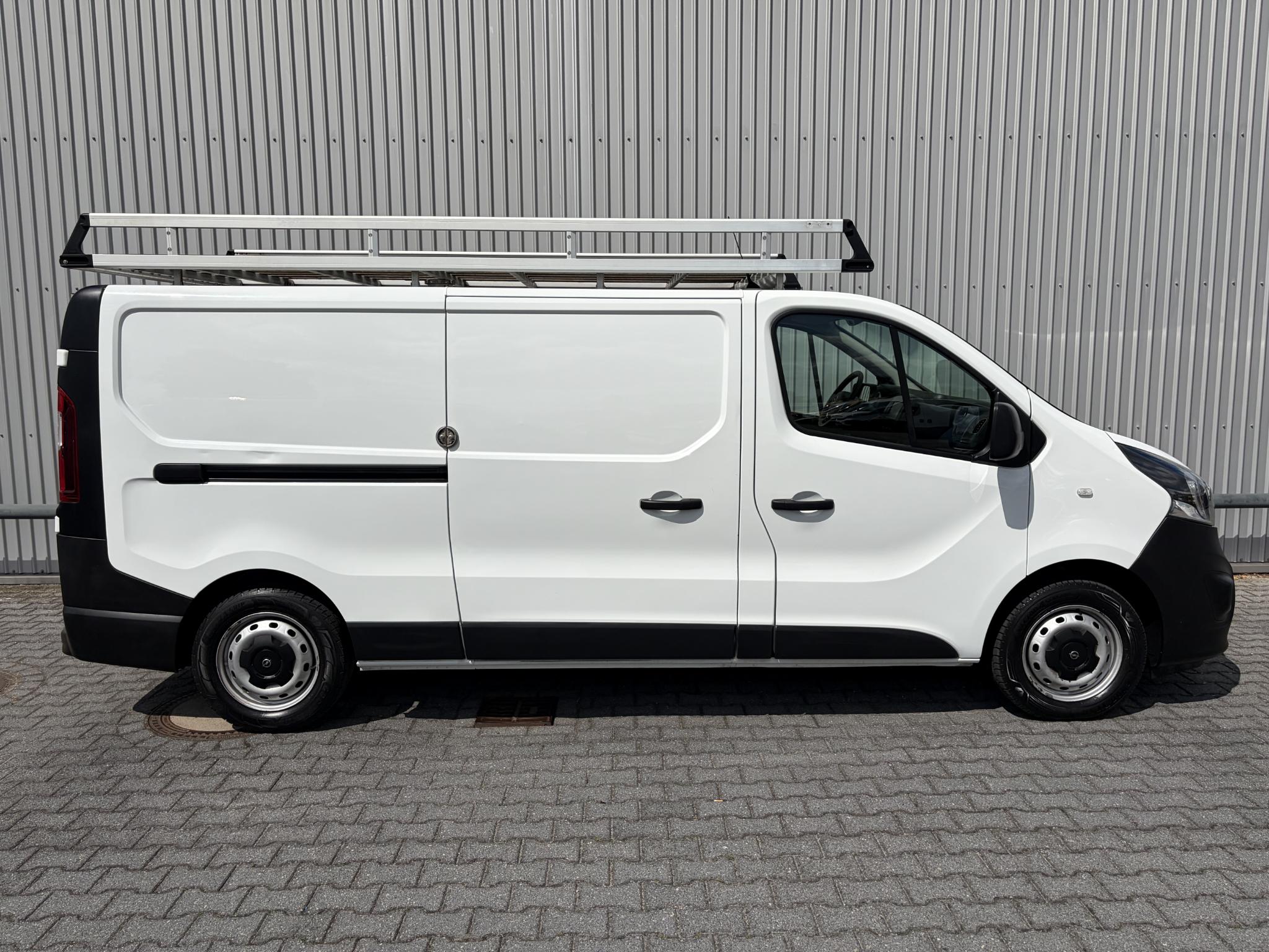 Foto van Opel Vivaro-b