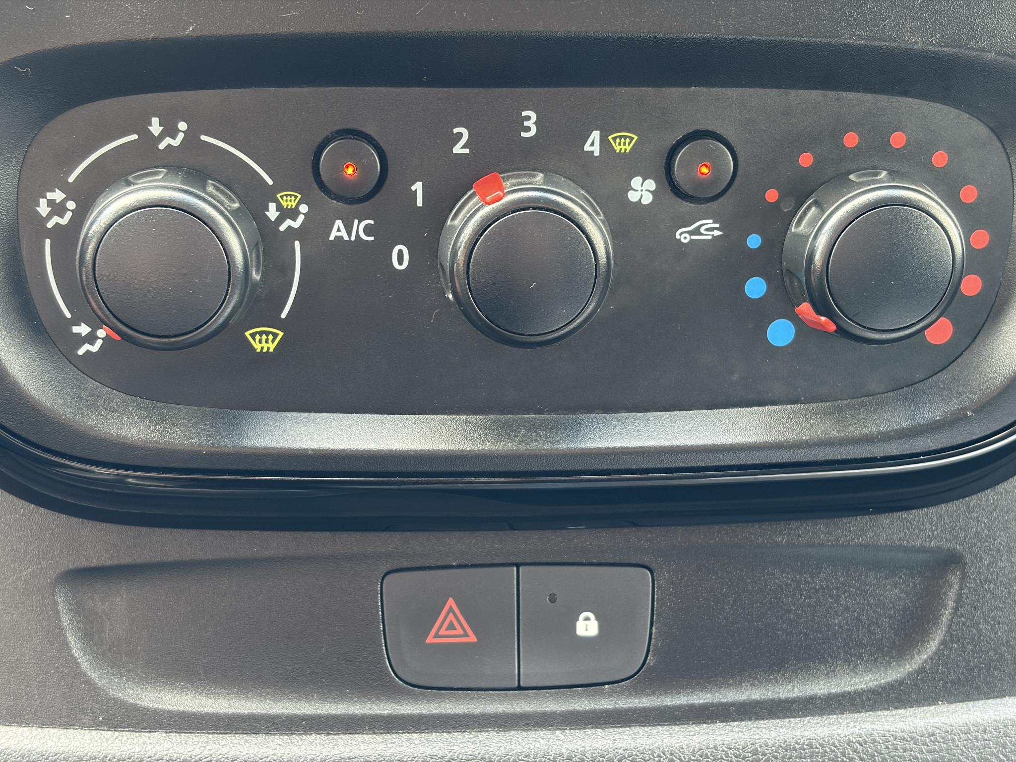 Foto van Opel Vivaro-b
