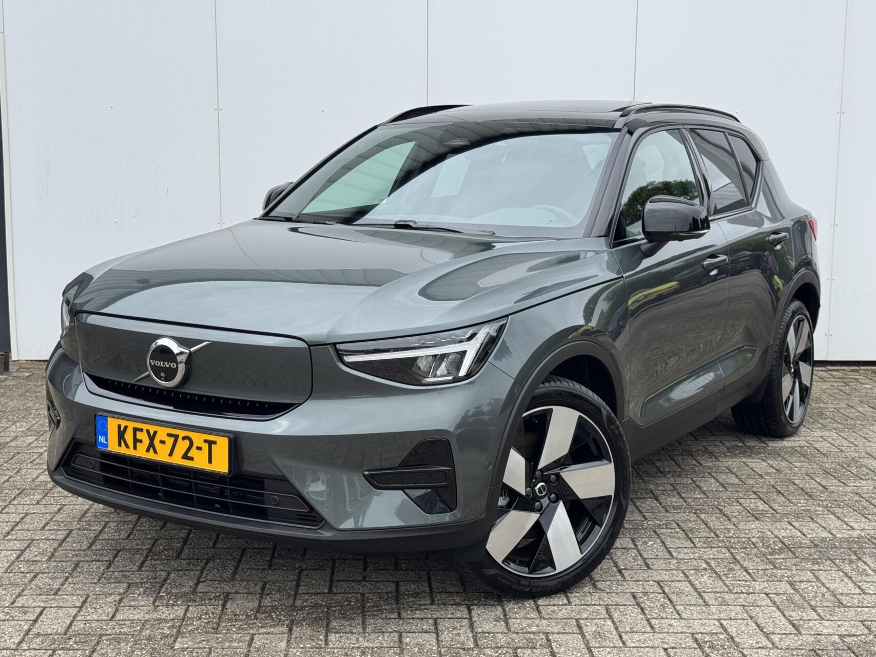Volvo Ex40 Extended Range Plus in de kleur Forest Lake 2026 - voorkant