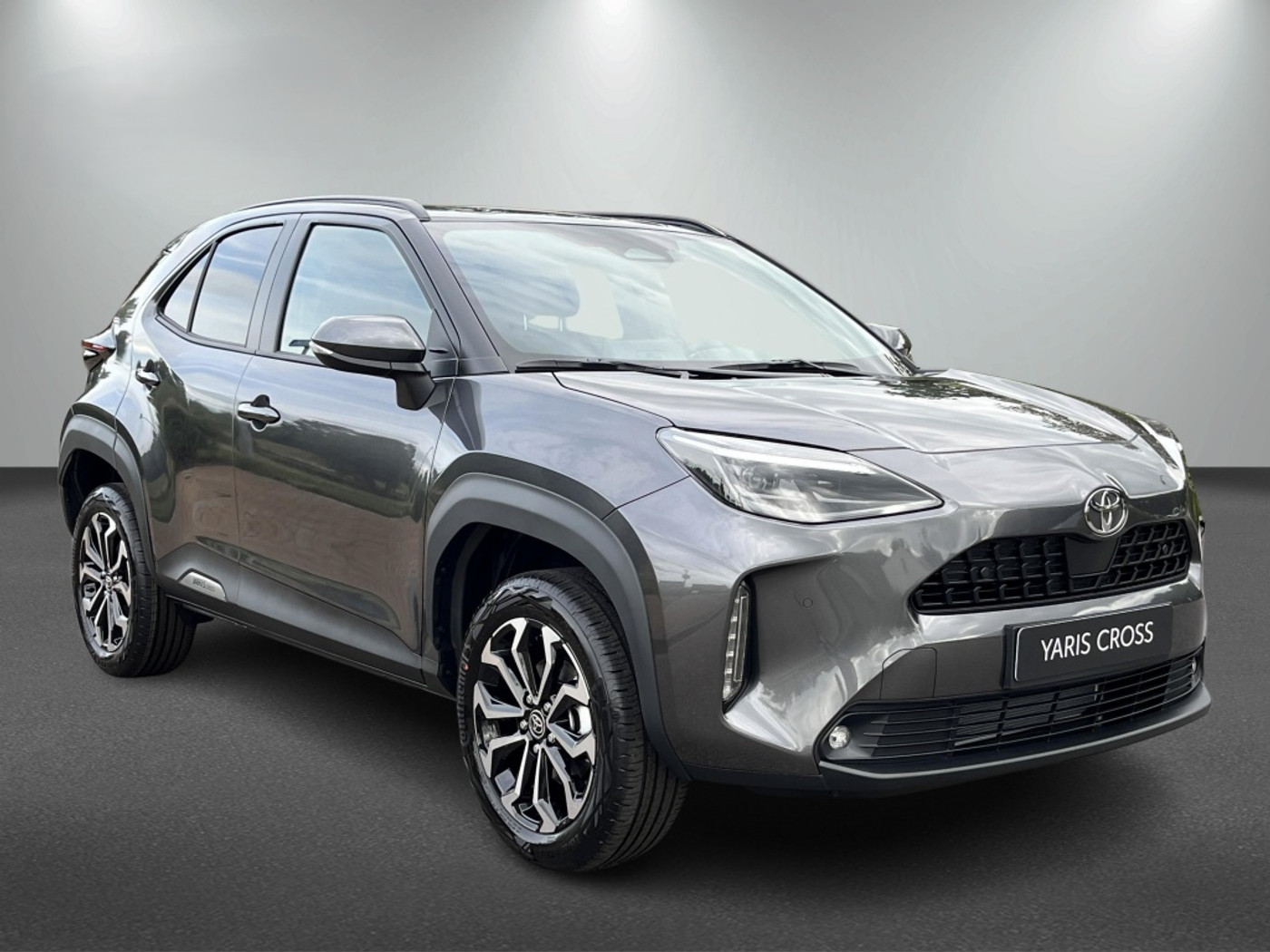 Toyota Toyota Yaris Cross 1.5 Hybride 130 pk Black Edition, Safety + Winter pakket. 2026 - voorkant