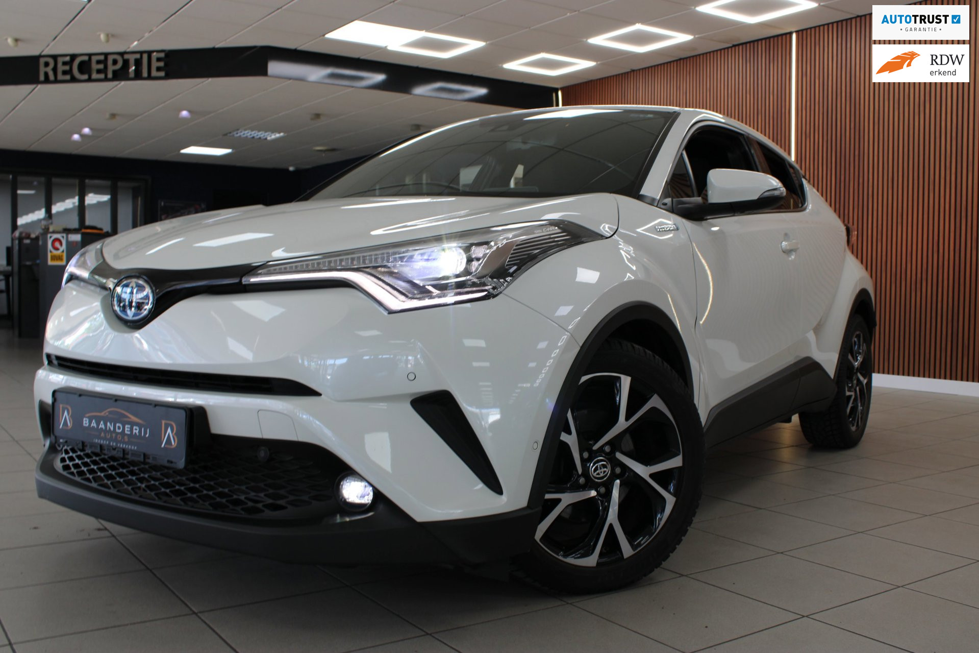 Toyota Toyota C-hr 1.8 Hybrid Active | Airco | Cruise control | Navi| Parkeersensoren & camera | Stoel & stuurverwarming | Line assist 2019 - voorkant