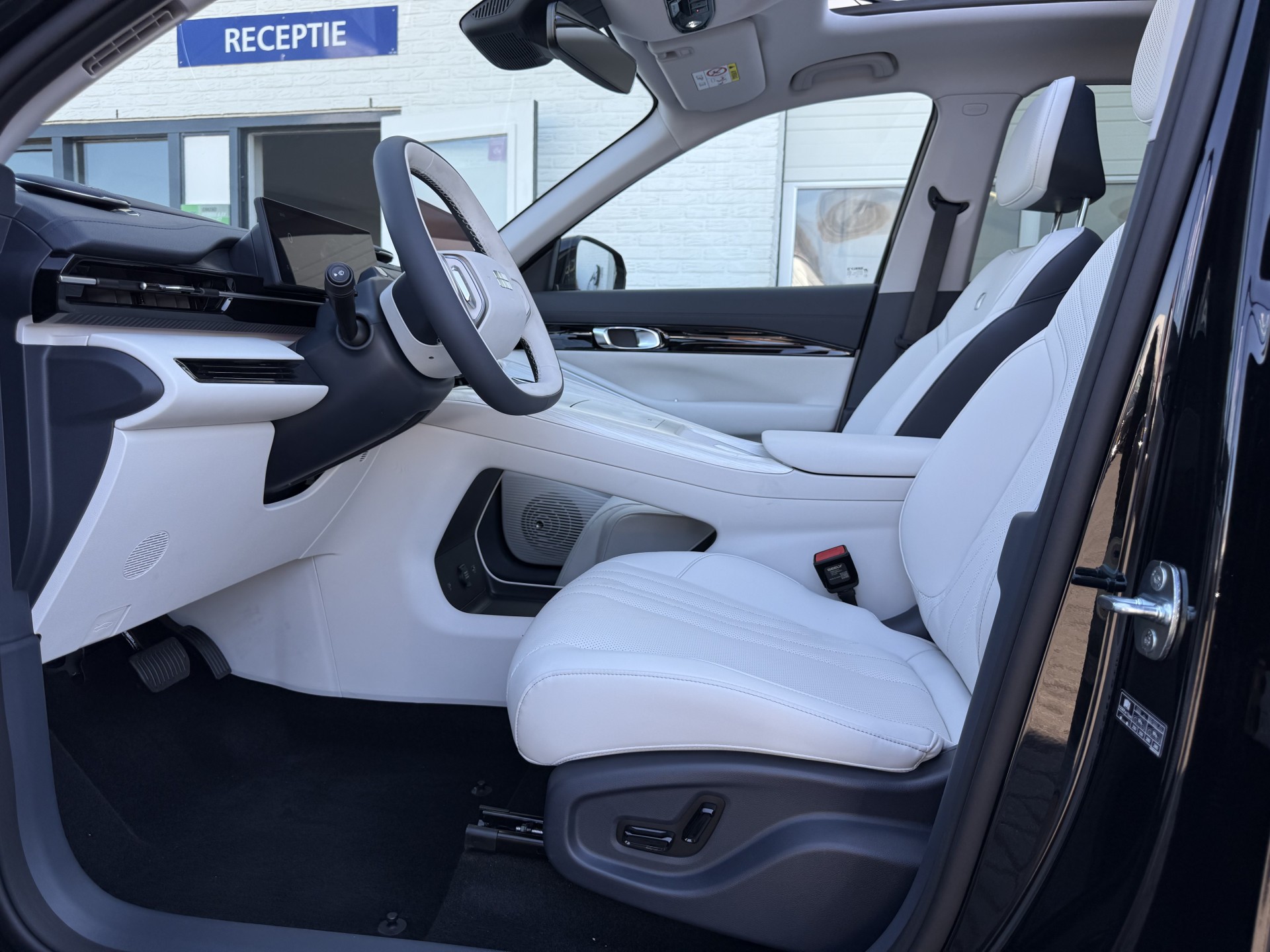 Foto van Geely E5