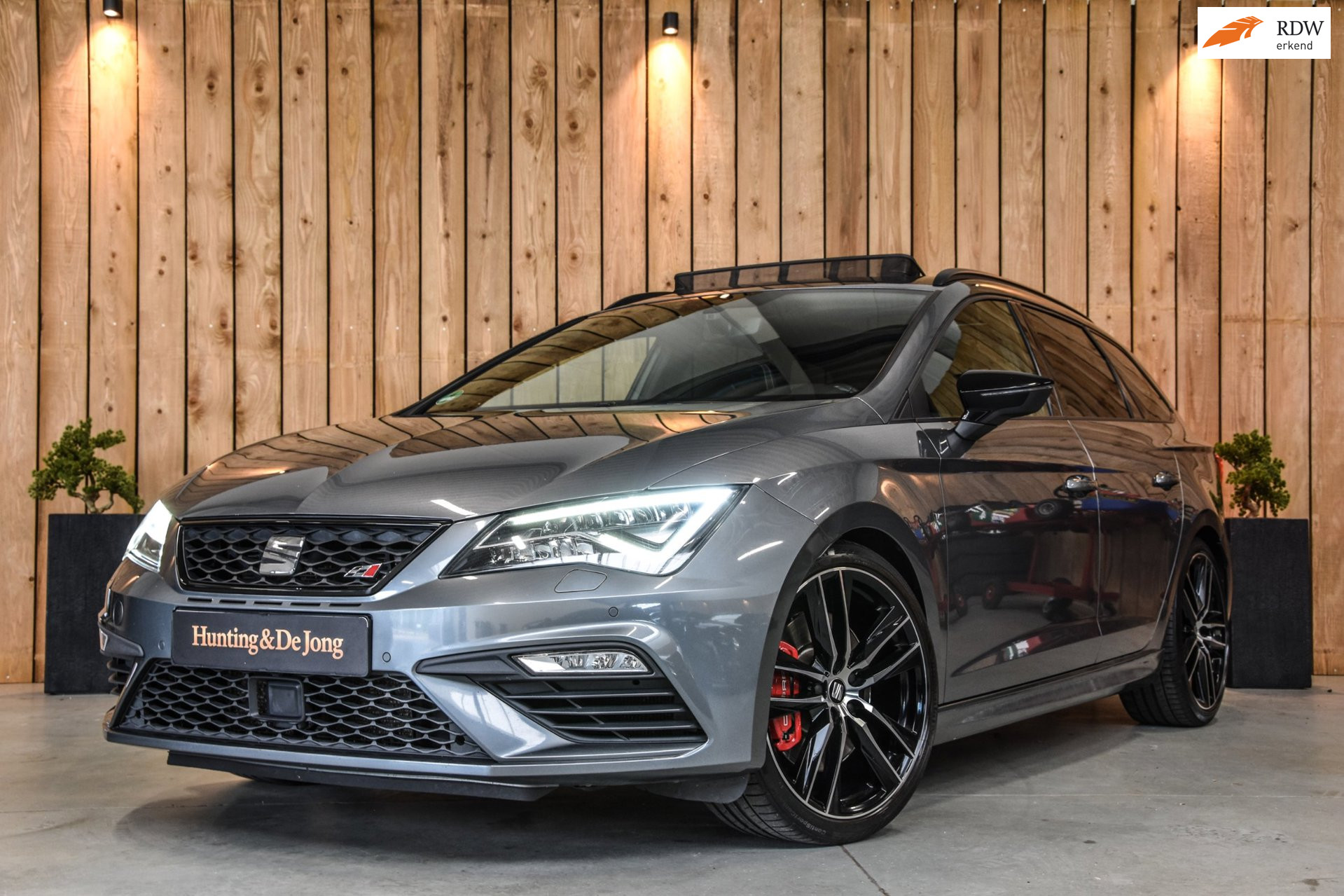 Seat Leon ST 2.0 TSI CUPRA 300 4DRIVE *Pano*Kuipstoelen*Camera*Keyless* 2017 - voorkant