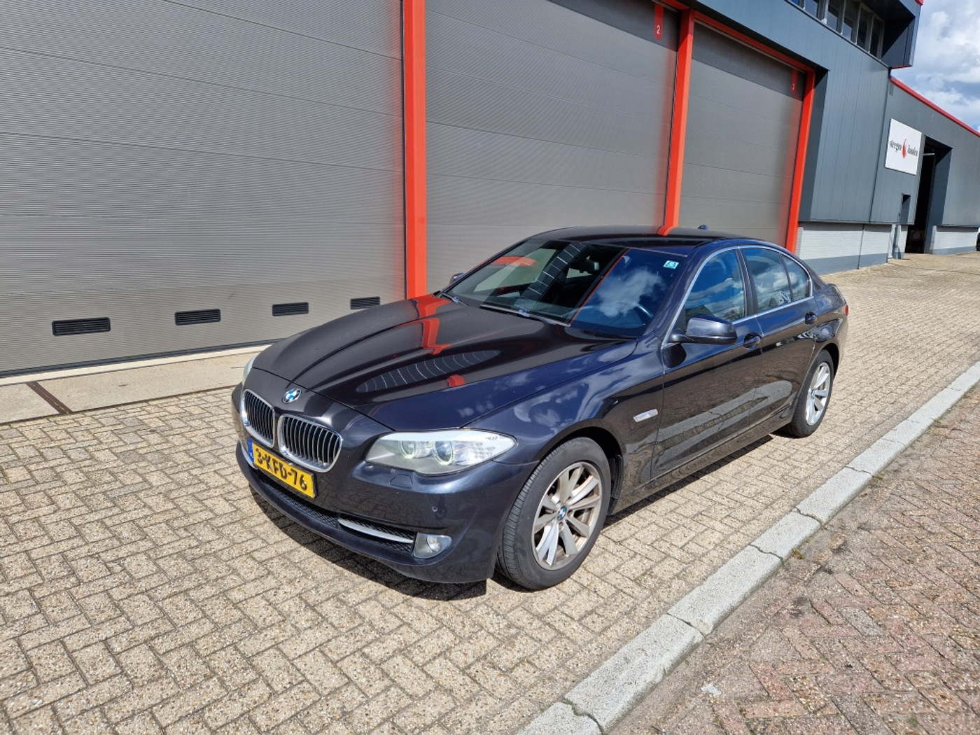 BMW 5er Reihe 520i High Executive, schakelflippers 2013 - voorkant