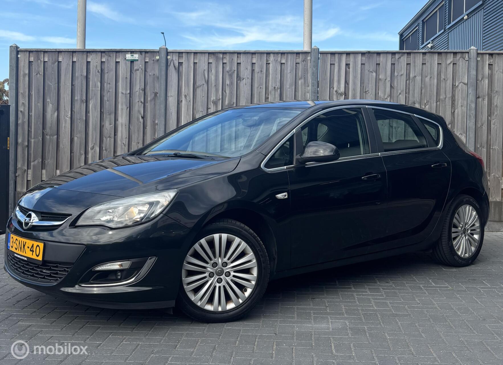 Opel Astra 1.4 Design Edition/CRUISE/NIEUWE APK/ONDERHOUD/ 2013 - voorkant