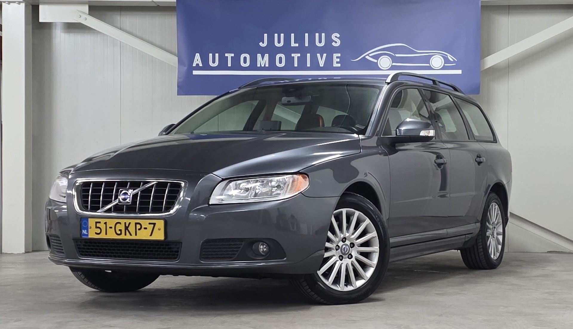 Volvo V70 2.5T Momentum Dealer Onderhouden Leer Trekhaak PDC Elektr. Kofferbak Mooi! 2008 - voorkant
