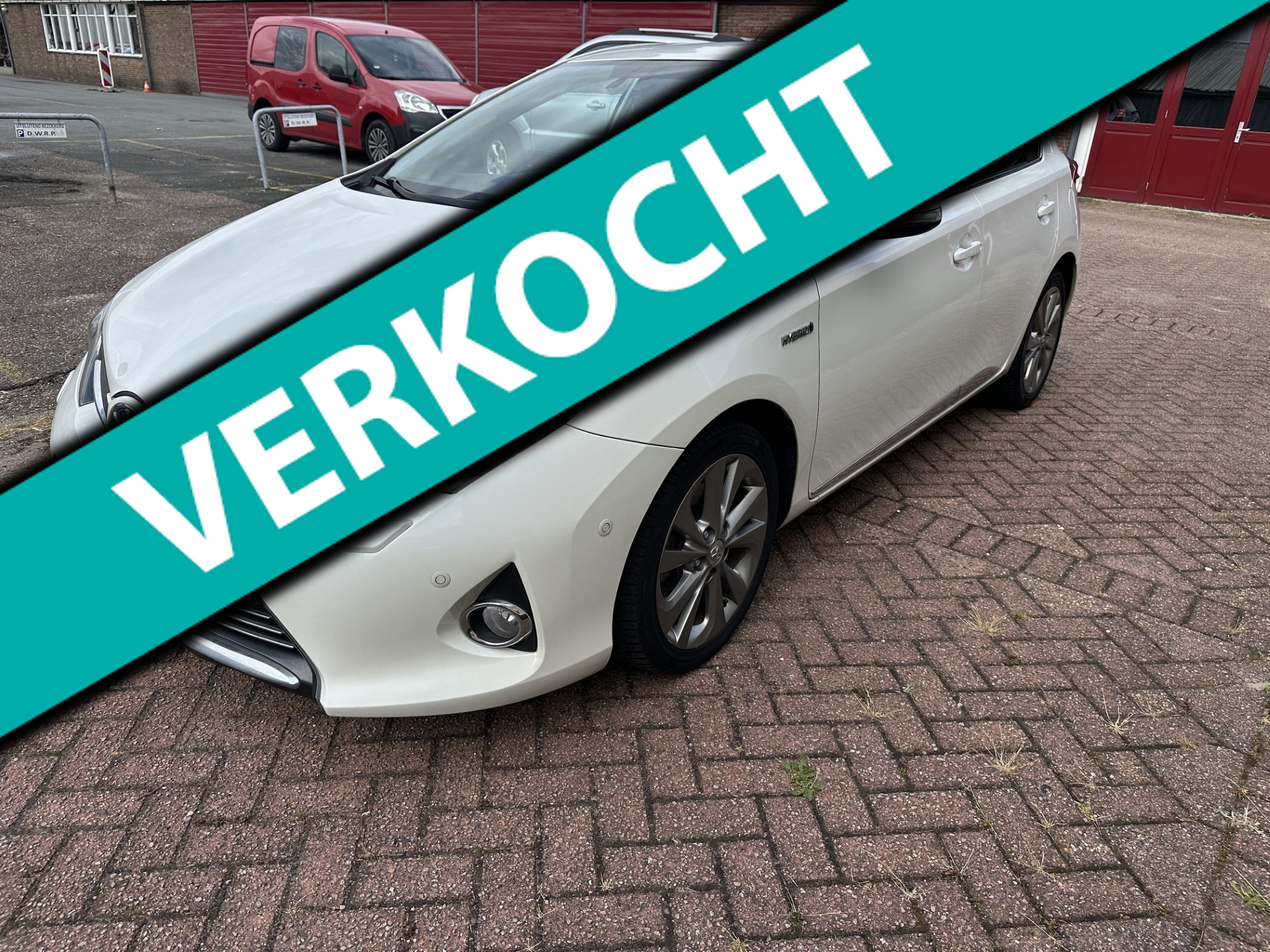 Toyota Toyota Auris 1.8 Hybrid Lease Pro NAVI/CAMERA/DEALER ONDERHOUD 2013 - voorkant