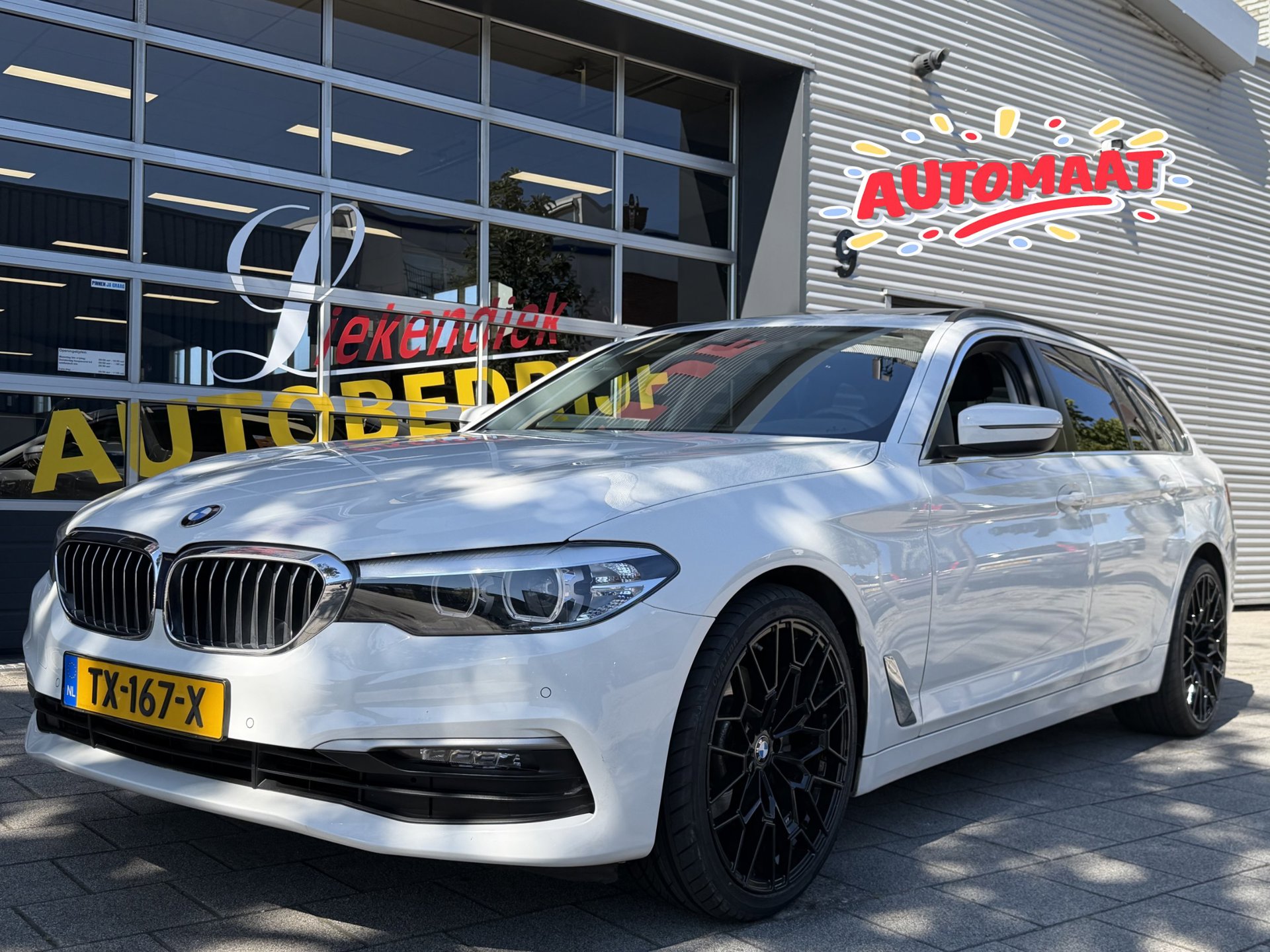 BMW 520i 520i Executive - Panorama dak -Schuifdak I Navigatie I Airco I LED I PDC I Sport pakket I Dealer onderhouden 2018 - voorkant