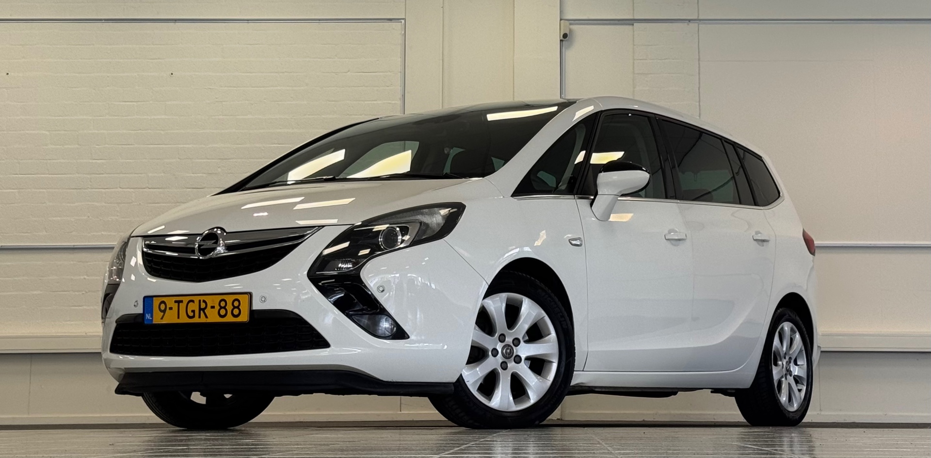 Opel Zafira Tourer 1.4 Business+ Panoramadak Navi Trekhaak Parkeerhulp 2014 - voorkant