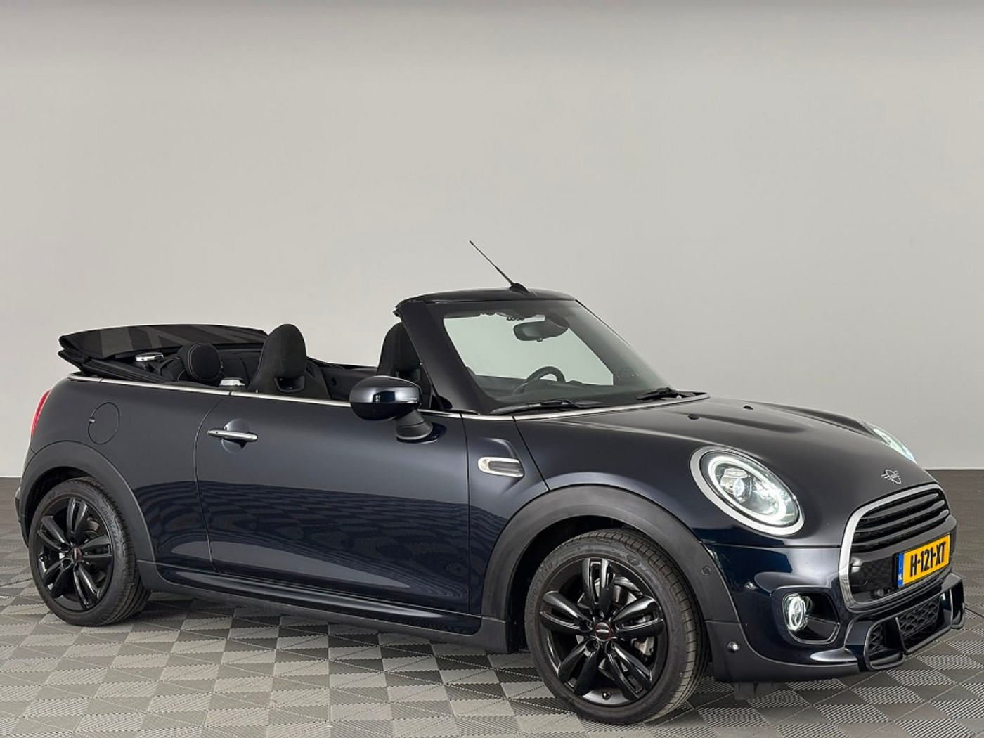 Mini Cooper Cabrio 1.5 *JCW PAKKET* harman/kardon | Full LED | ECC 2020 - voorkant