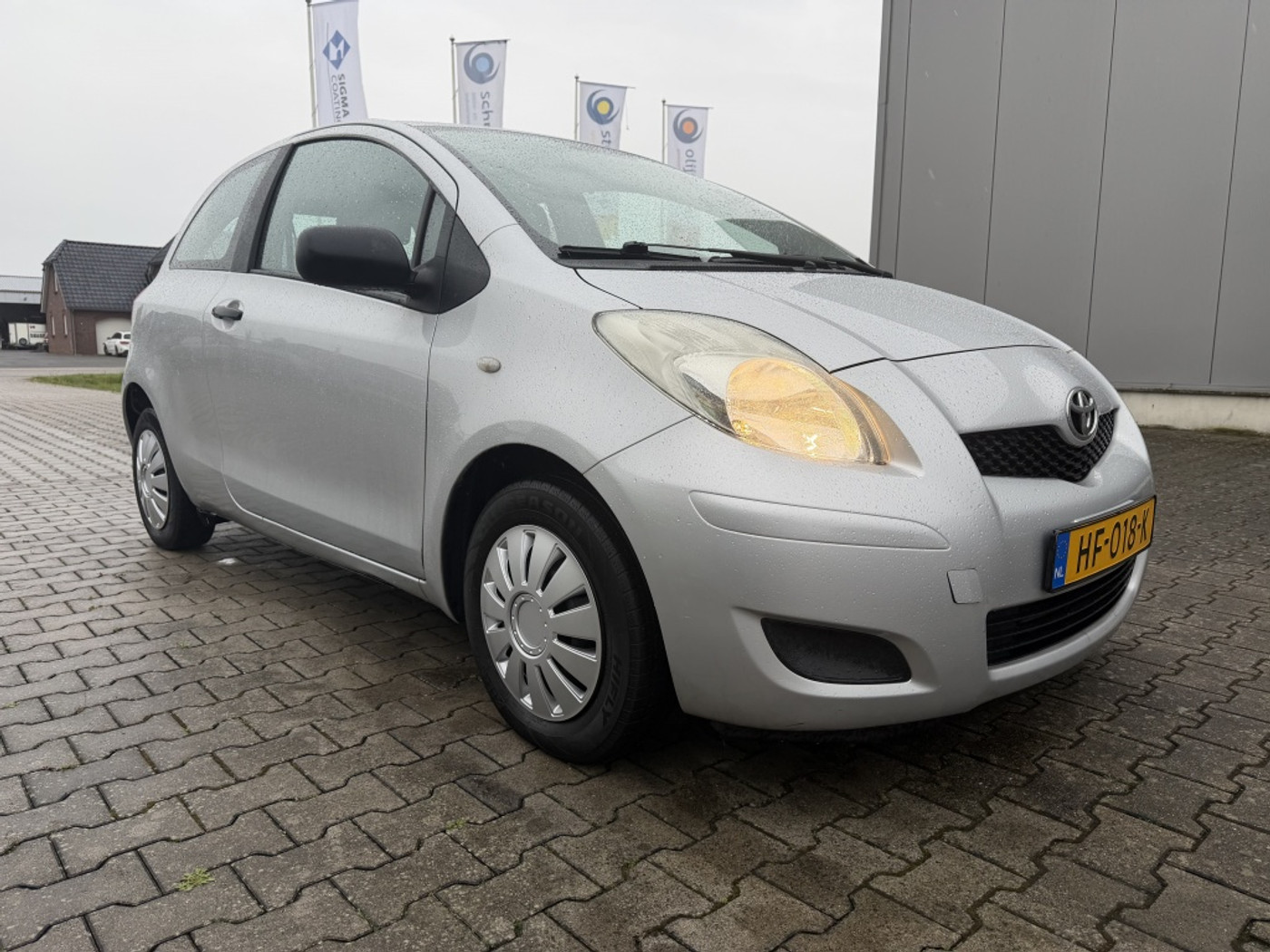 Toyota Toyota Yaris 1.0 VVTi APK: Nieuw bij aflevering 2010 - voorkant