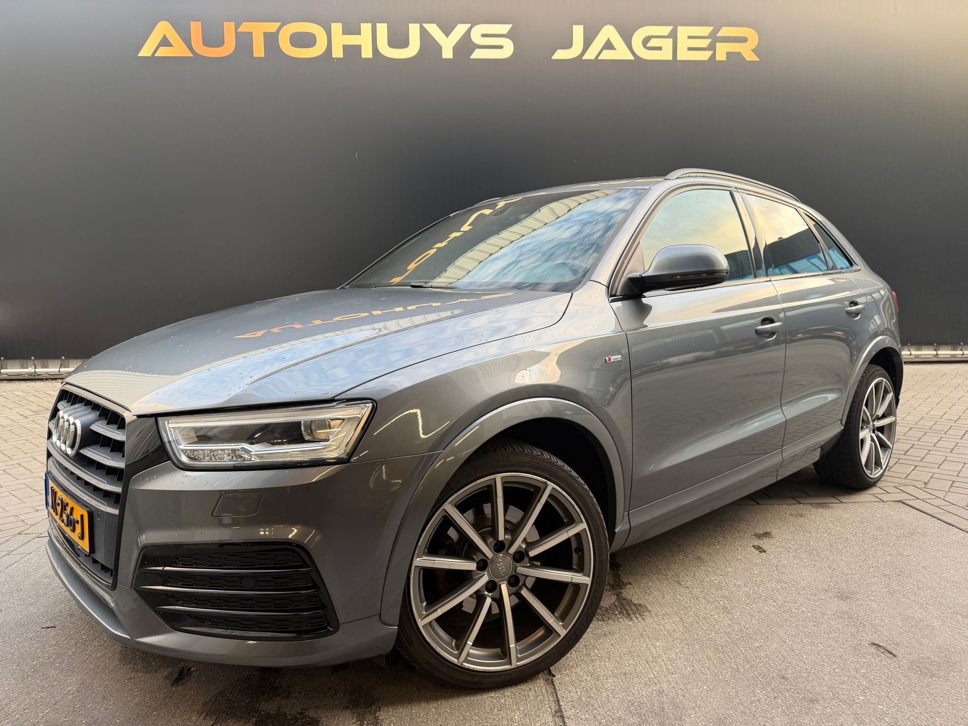 Audi Q3 2.0 TFSI quattro Sport Pro Line S - Pano Carplay Keyless Stoelverwarming Elektrische Stoelen 2015 - voorkant