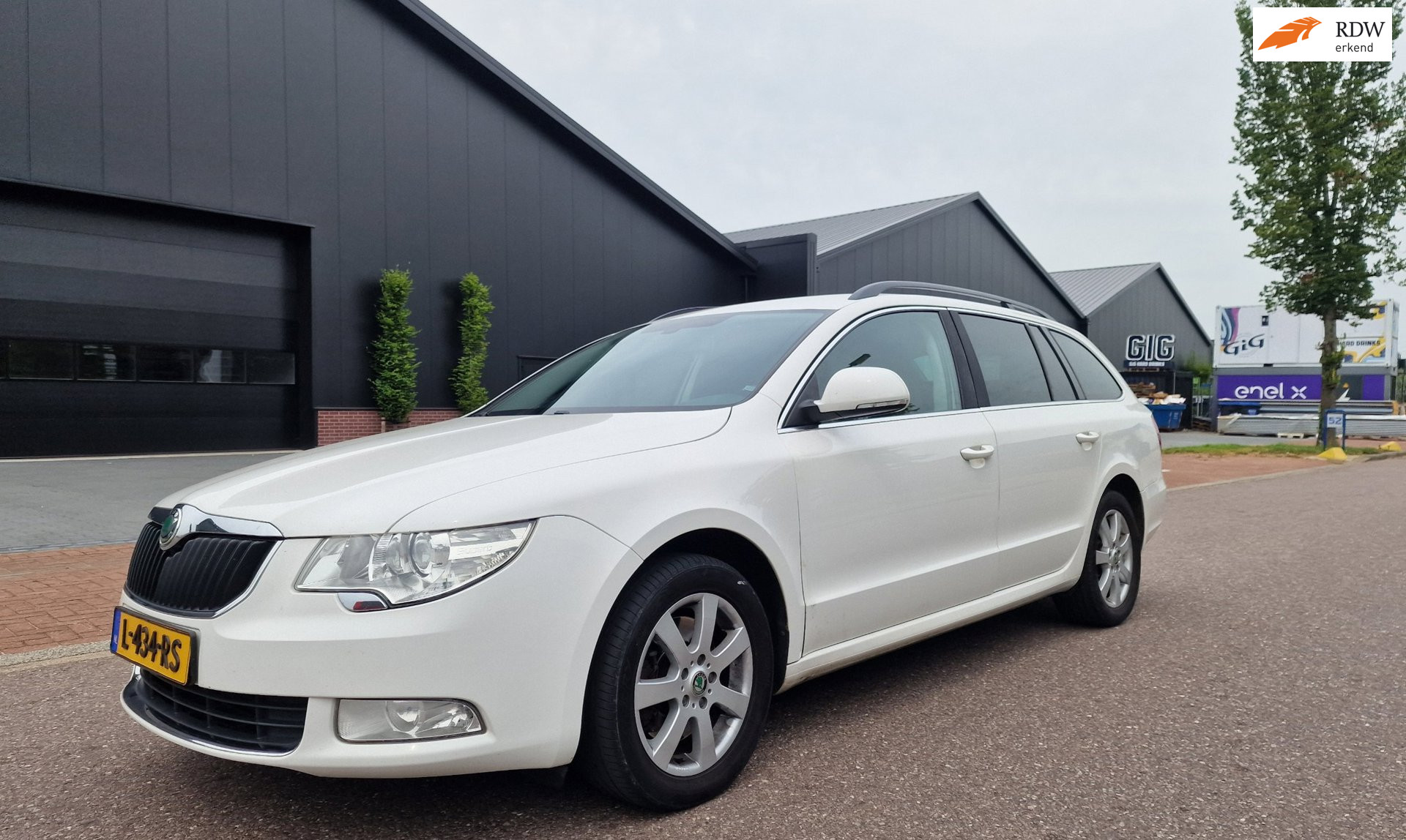 Skoda Superb 1.8 TSI Comfort Business Line NAVI CRUISE TREKHAAK 2 X SLEUTELS 2011 - voorkant