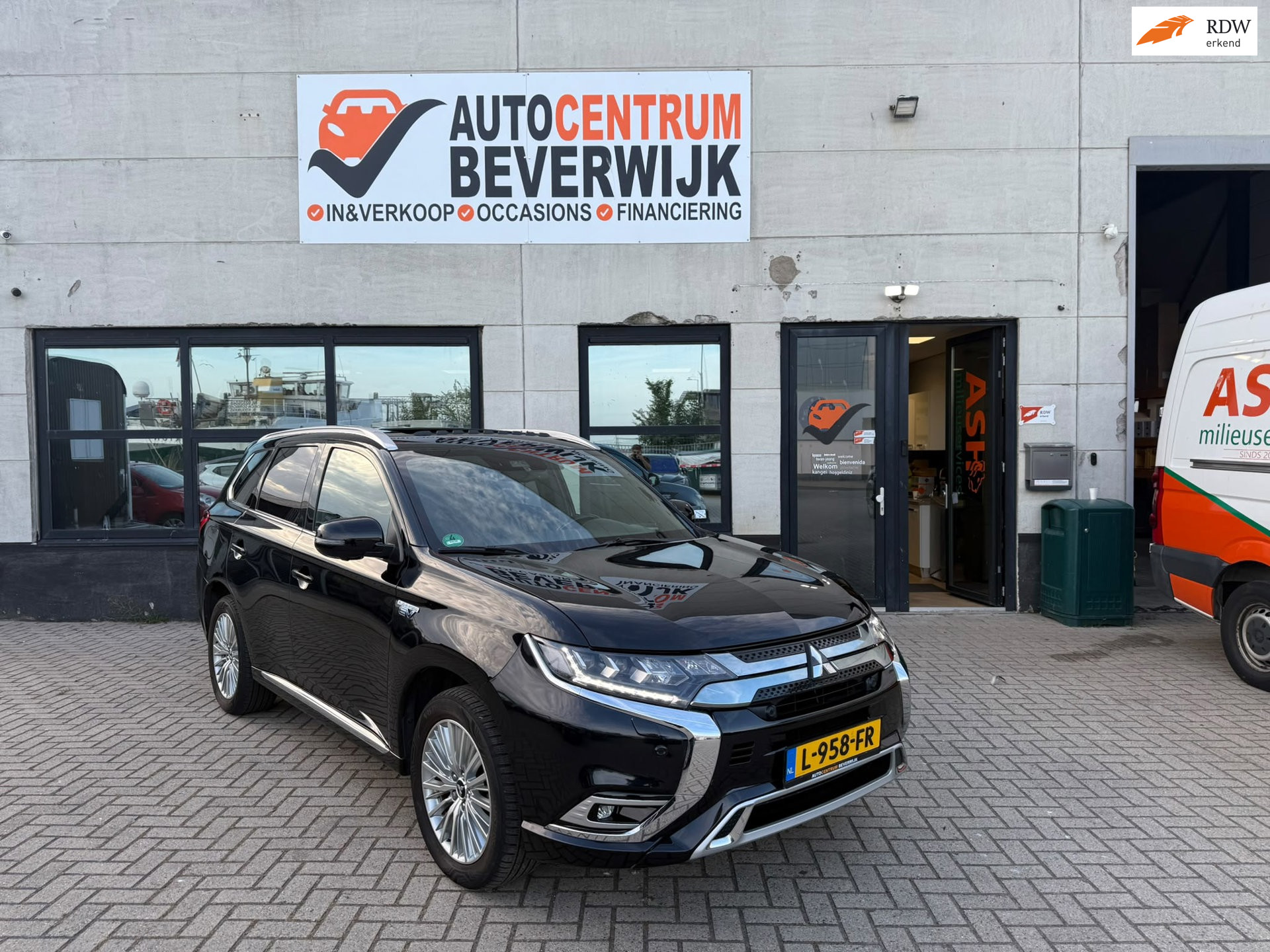 Mitsubishi Mitsubishi Outlander 2.4 PHEV S-Edition Hybride 2019 Zwart 224pk 2019 - voorkant