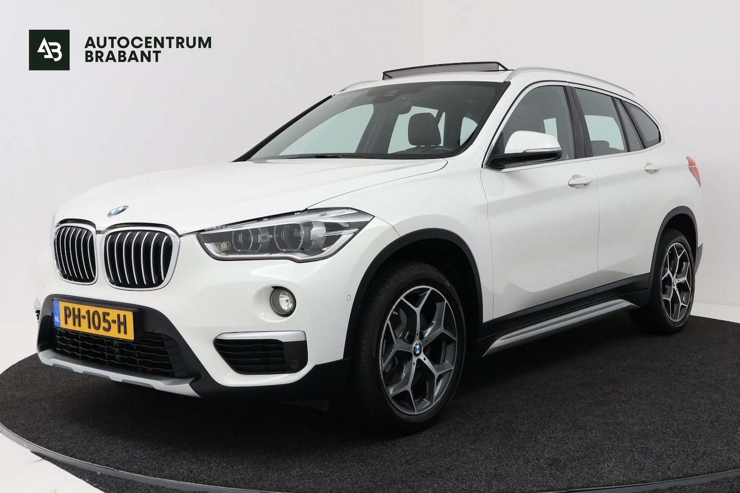 BMW X1 Sdrive20i SDrive20i Corporate Lease High Executive (PANORAMADAK, CAMERA, STOELVERWARMING, HEAD-UP DISPLAY, DEALER ONDERHOUDEN) 2017 - voorkant