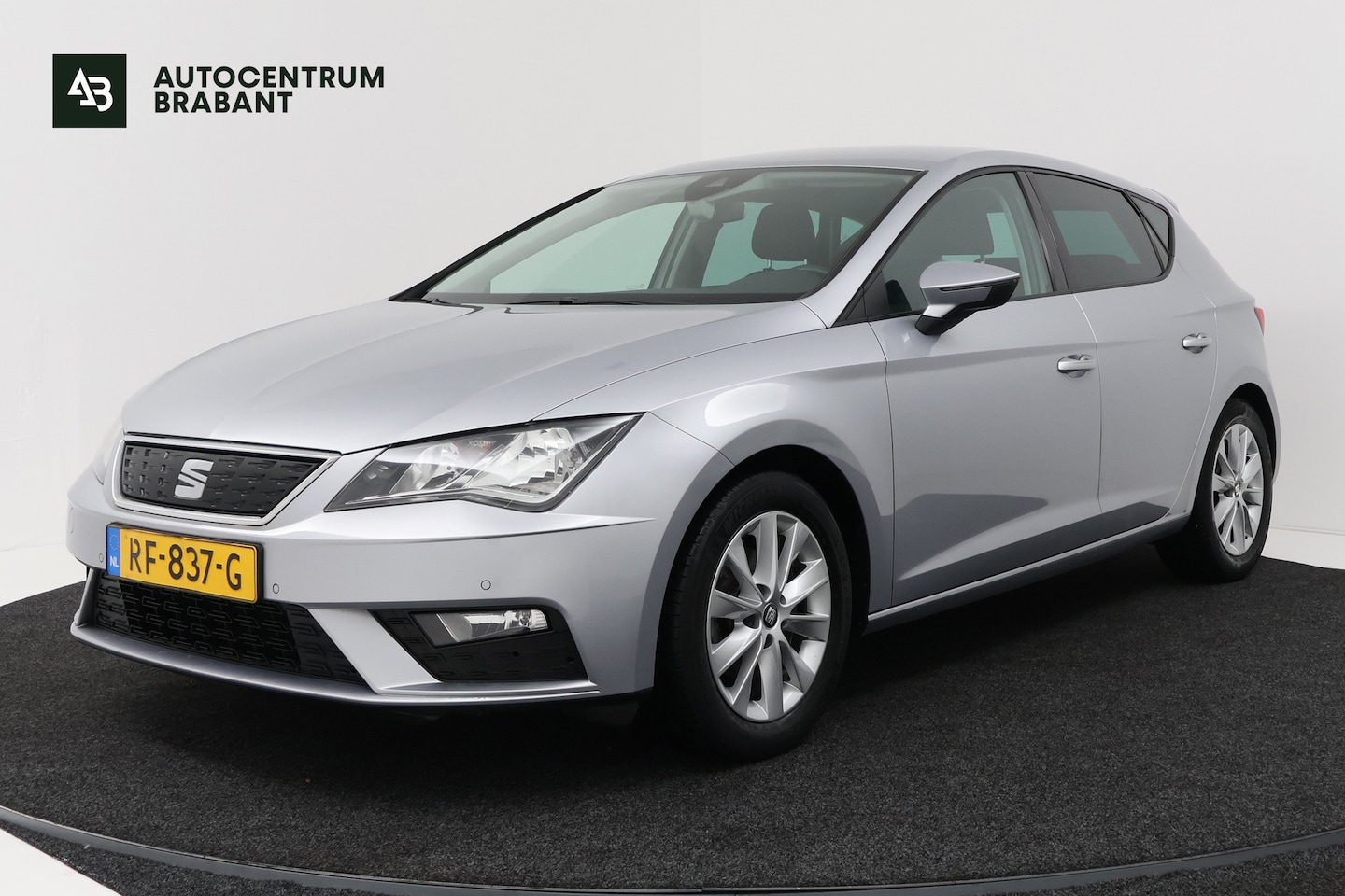 Seat Leon 1.0 EcoTSI Style Business Intense (TREKHAAK, CARPLAY, PARKEERSENSOREN, NAVI, CRUISE) 2017 - voorkant