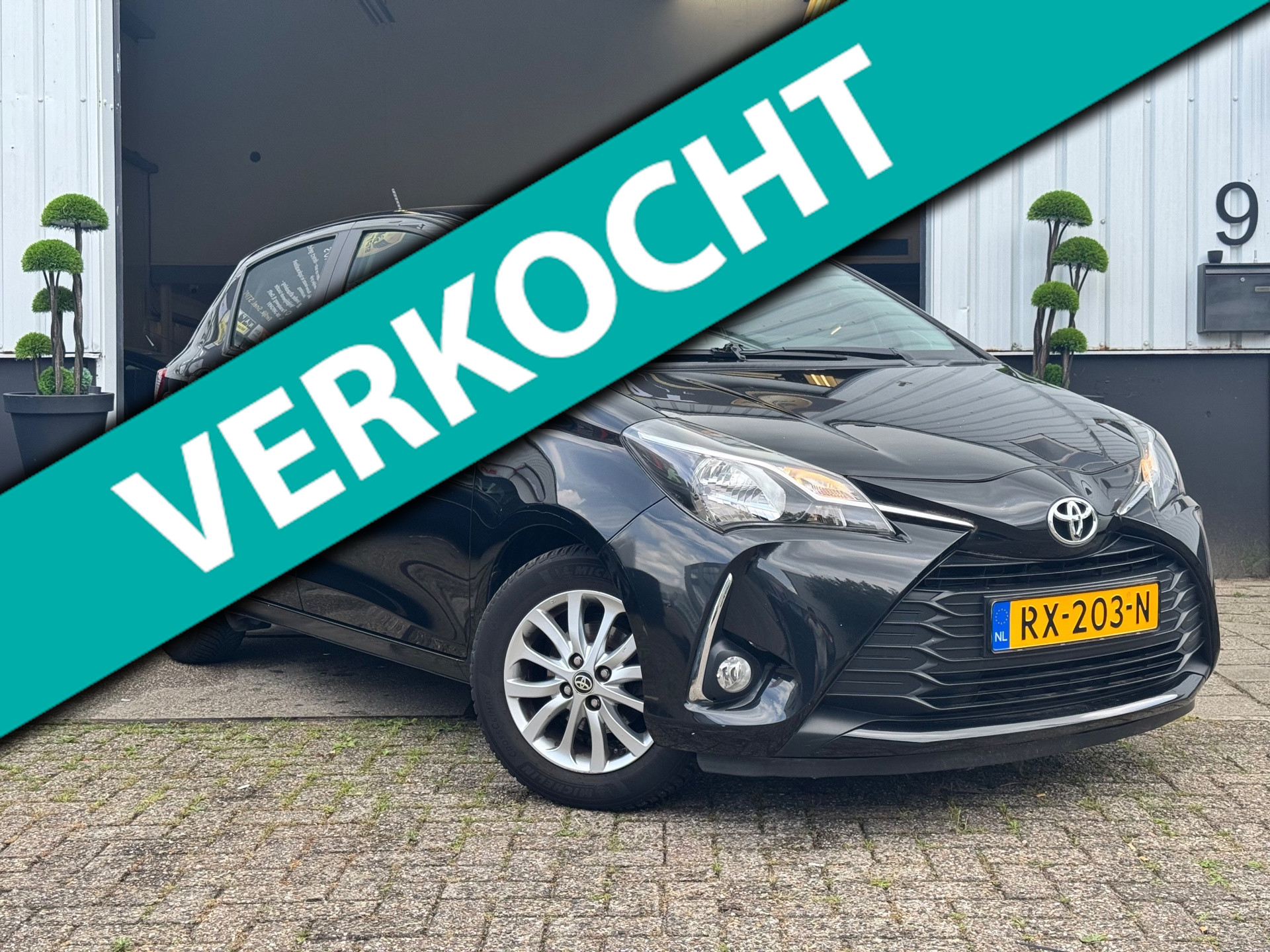 Toyota Toyota Yaris 1.0 | DEALER ONDERHOUDEN | AIRCO | ELEK. RAMEN | 2017 | 5DRS | NETTE AUTO |  VVT-i Aspiration 2017 - voorkant