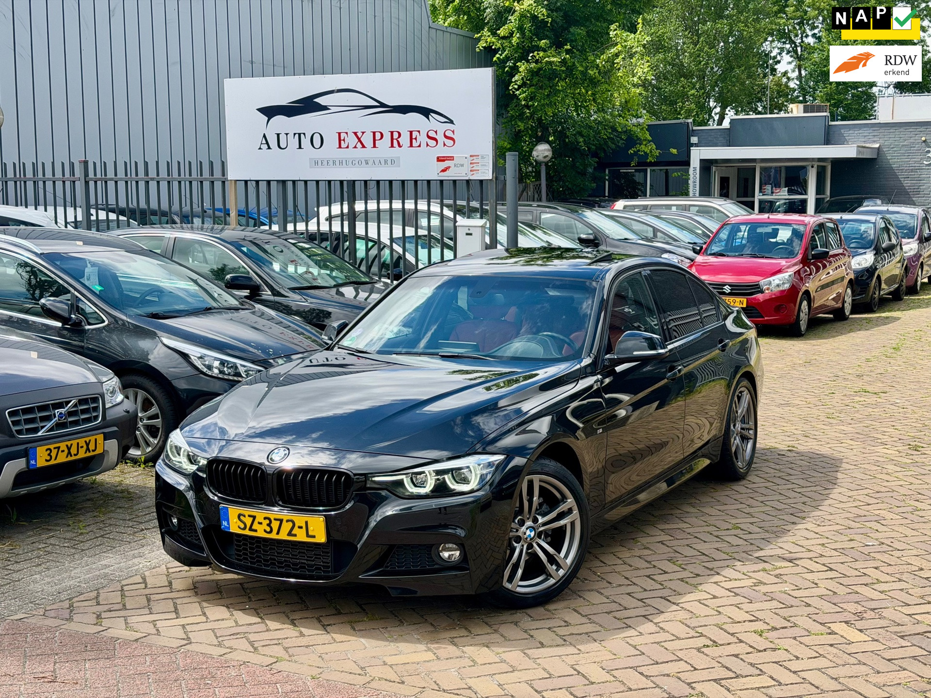 BMW 318i 318i Edition M Sport Shadow Executive Aut/Leer/stoelverwarming/Open Dak/Navi/Cruise/Carplay/Camra/Nap/Dealer Onderhoud 2018 - voorkant