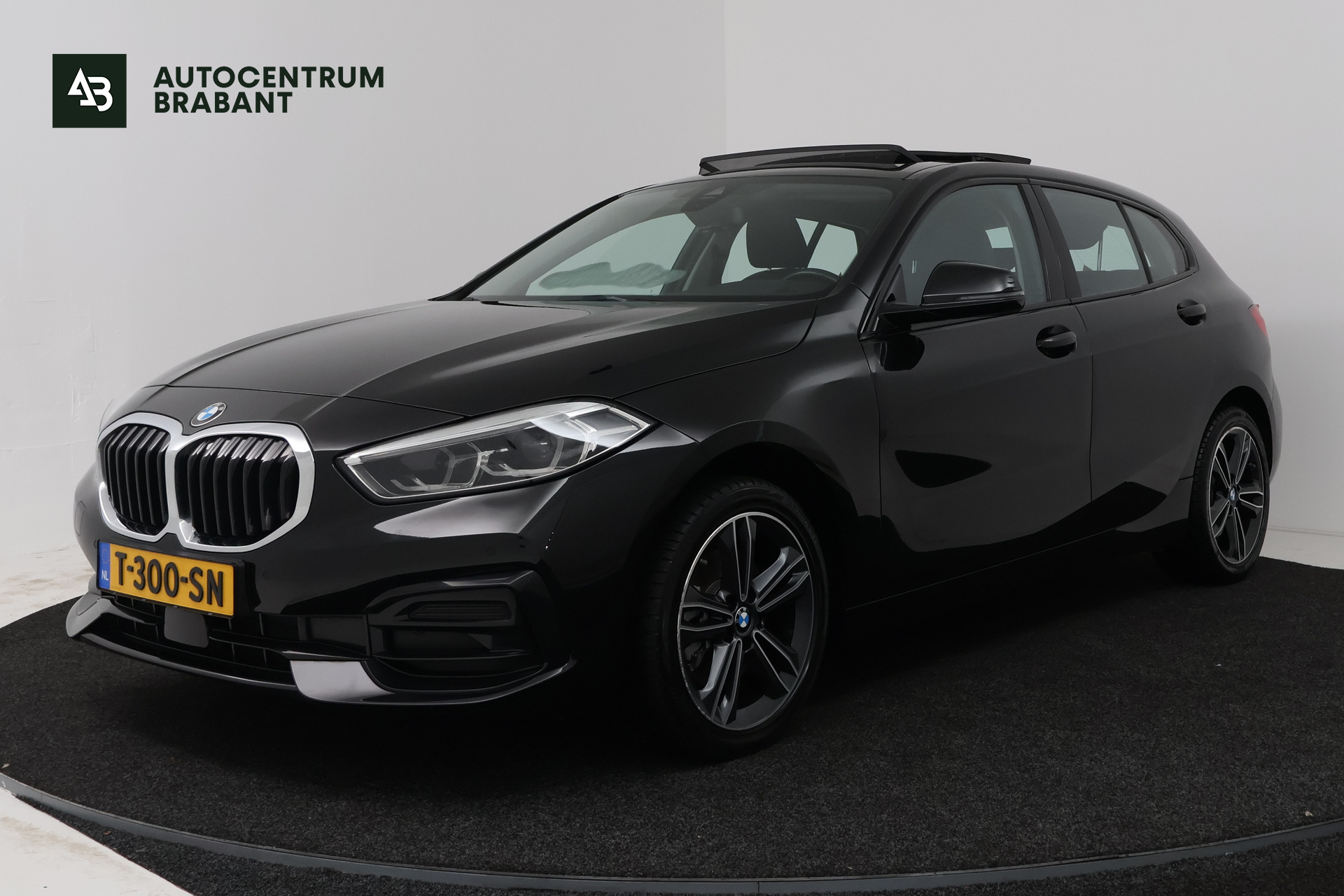 BMW 118i 118i (PANORAMADAK, PARKEERSENSOREN, NAVIGATIE, CRUISE CONTROL) 2023 - voorkant