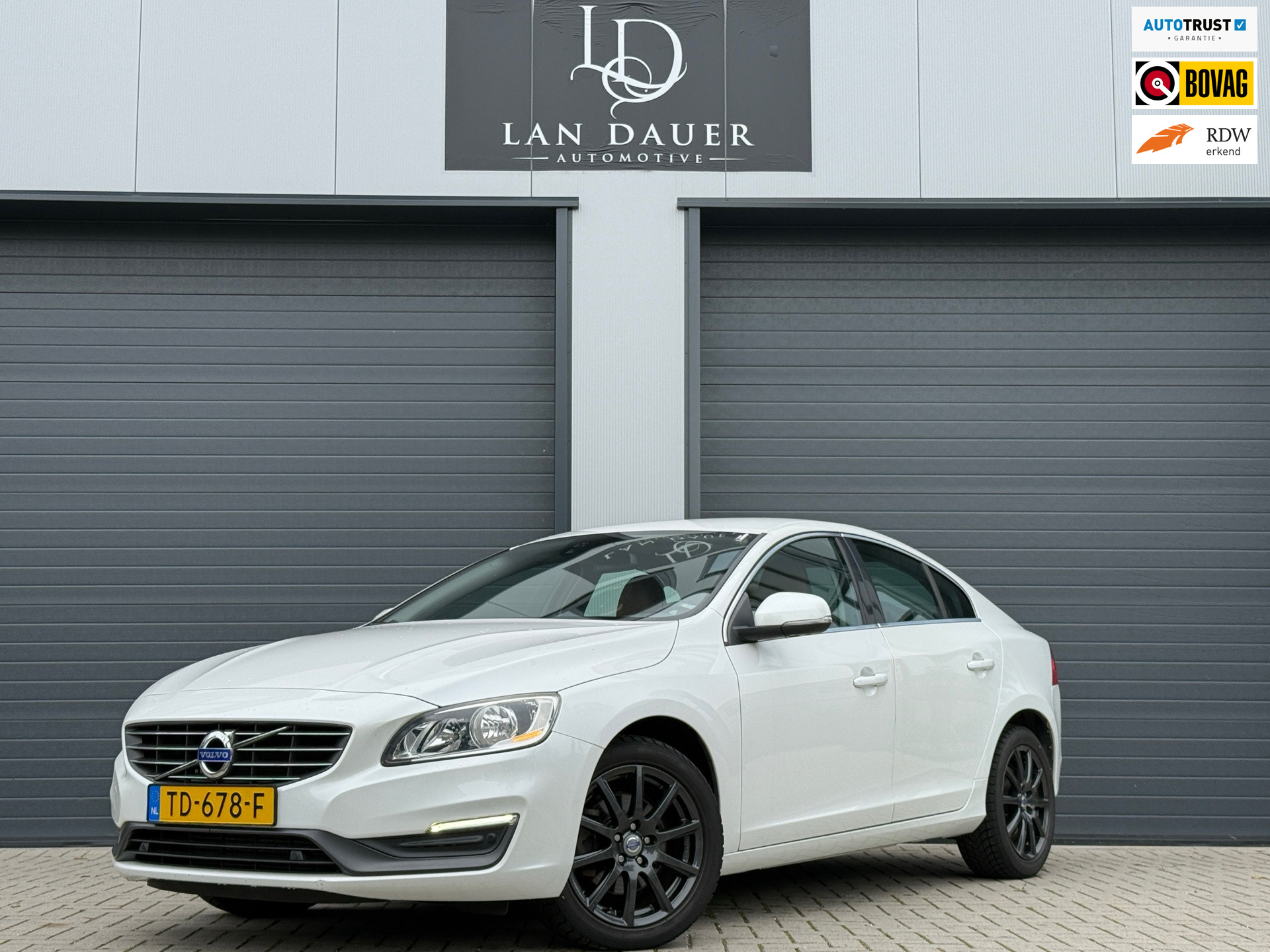 Volvo S60 1.6 T3 R-Design / AUTOMAAT / LEDEREN BEKLEDING 2014 - voorkant