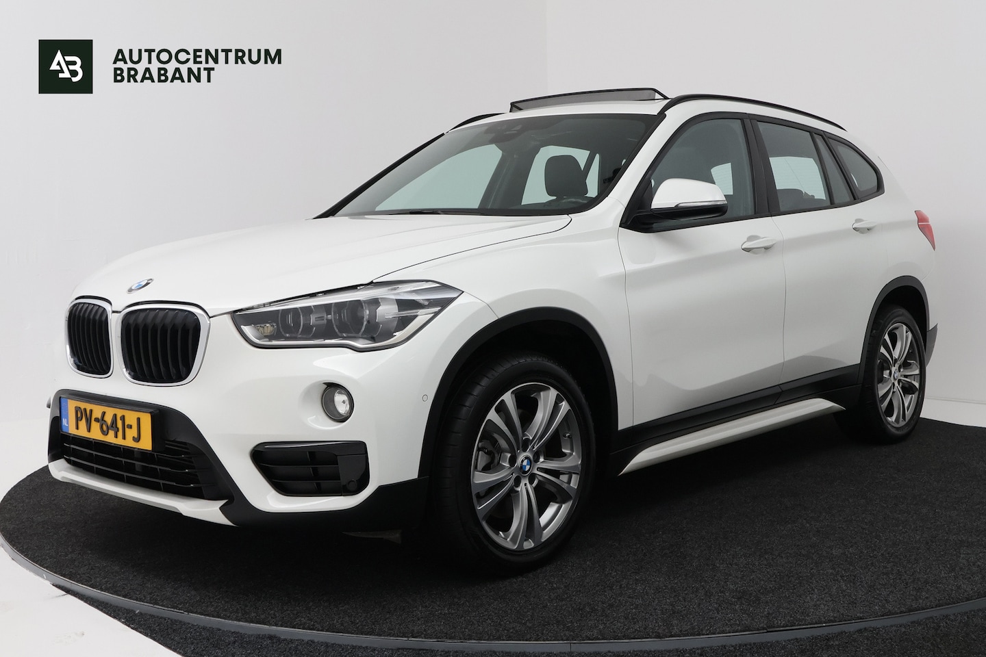 BMW X1 Sdrive20i SDrive20i Corporate Lease High Executive (PANORAMADAK, CAMERA, STOELVERWARMING, HEAD-UP DISPLAY, DEALER ONDERHOUDEN) 2017 - voorkant