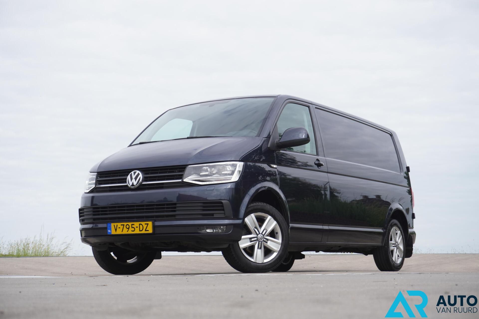 Volkswagen Transporter 2.0 TDI L2H1 * LED * Automaat * Lang 2017 - voorkant